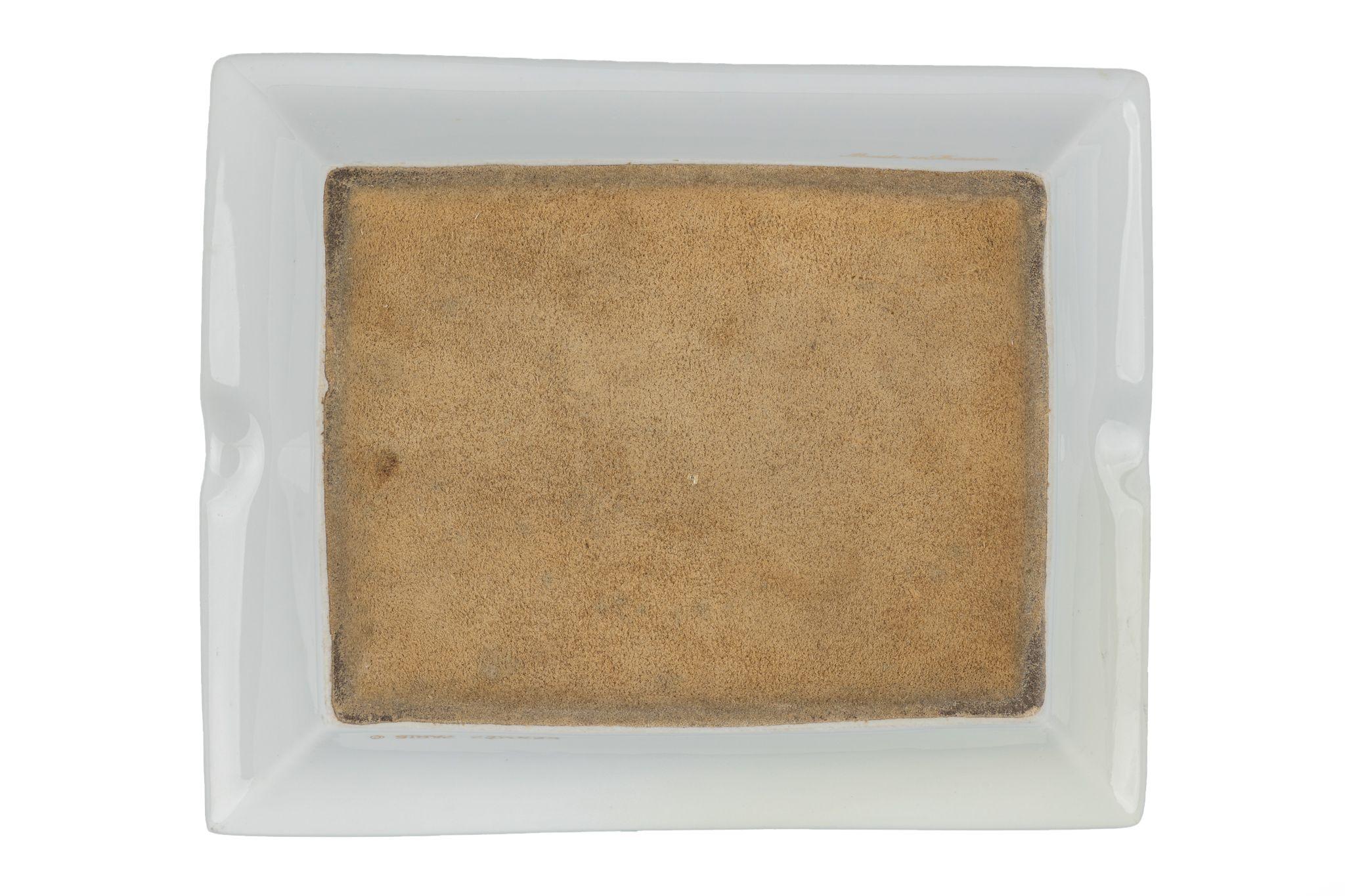 Questo posacenere in porcellana Hermès Paris Equestrian Pink Jockey Cap è caratterizzato da un affascinante casco da fantino equestre di colore giallo con i frustini.