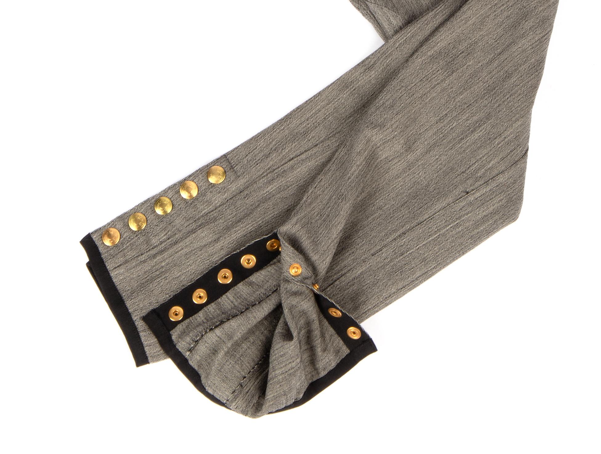 Mightychic bietet eine Hermes Vintage-Reithose aus schwarzem und grauem strukturiertem Stoff mit dem begehrten goldenen Clou de Selle am Knöchel an.
Jodhpur-Nähte im Kniebereich.
2 Vordertaschen mit Reißverschluss und schwarzen