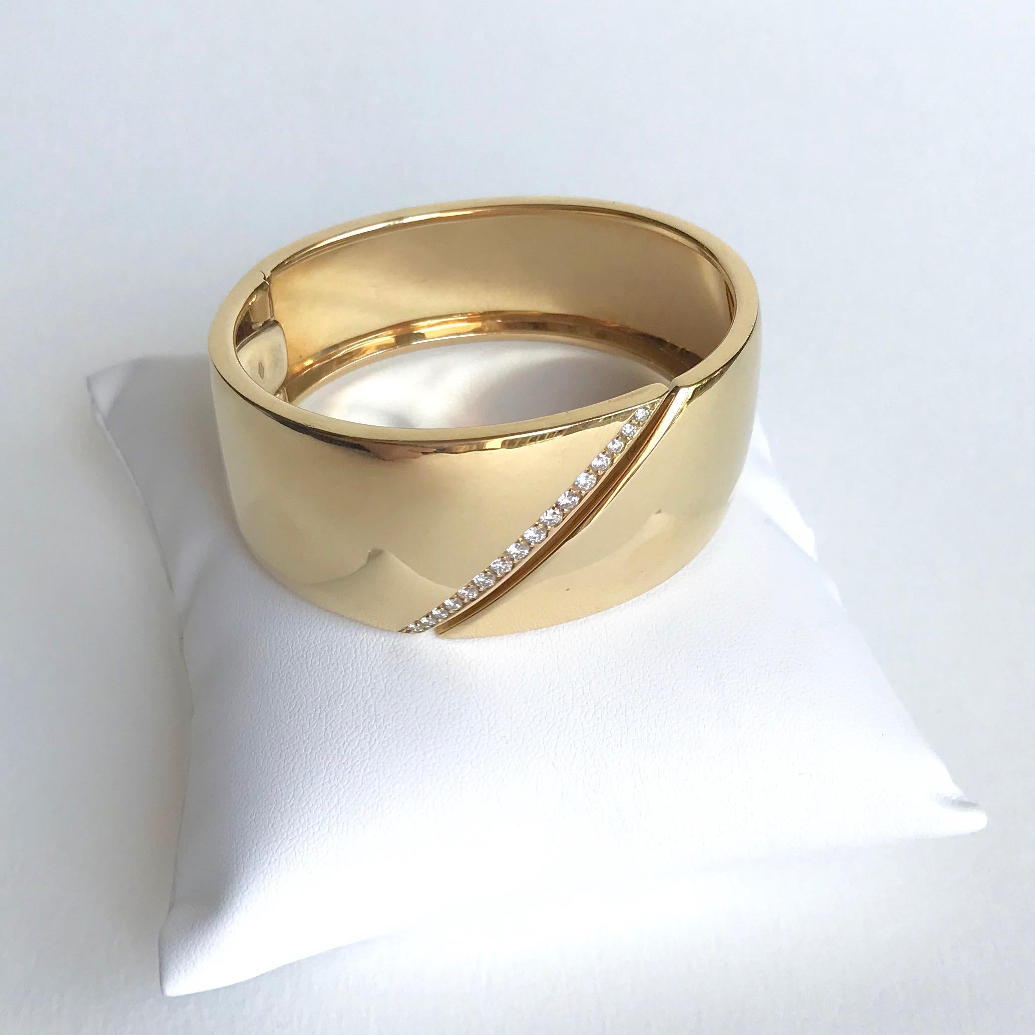 Women's Hermes Rigid Bracelet in 18 Carat Yellow Gold and Line of Diamonds For Sale