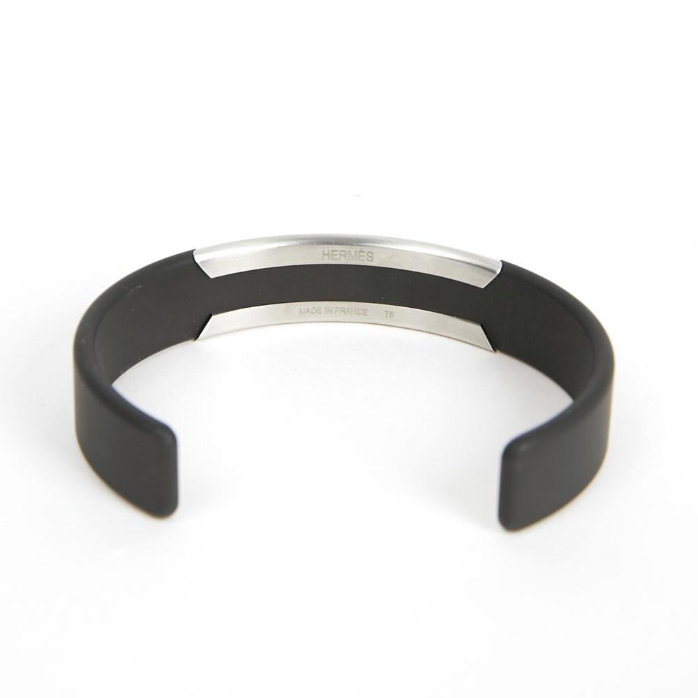 Two-tone Hermès bracelet from a recent collection. 
It is matte black and brushed silver metal. 
Condition : never worn.
Stamped 