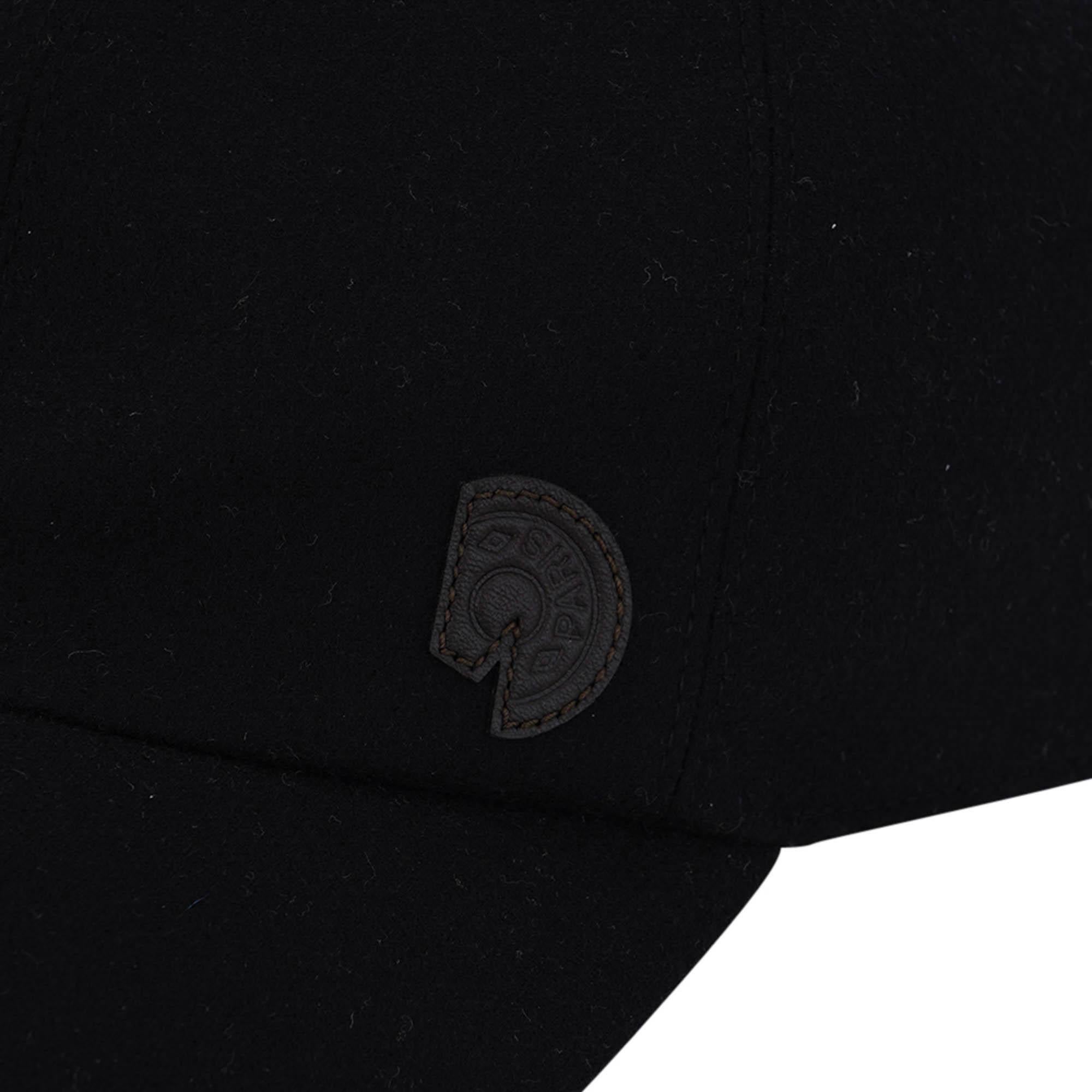 Mightychic offers an Hermes Riley Clou Carrousel Cap featured in Black.
Swift calfskin Clou Carrousel on side.
Cap is wool flannel.
Interior woven badge Cheval de Fete by Jan Bajtlik.
Adjustment tab with two Palladium plated Clou de Selle