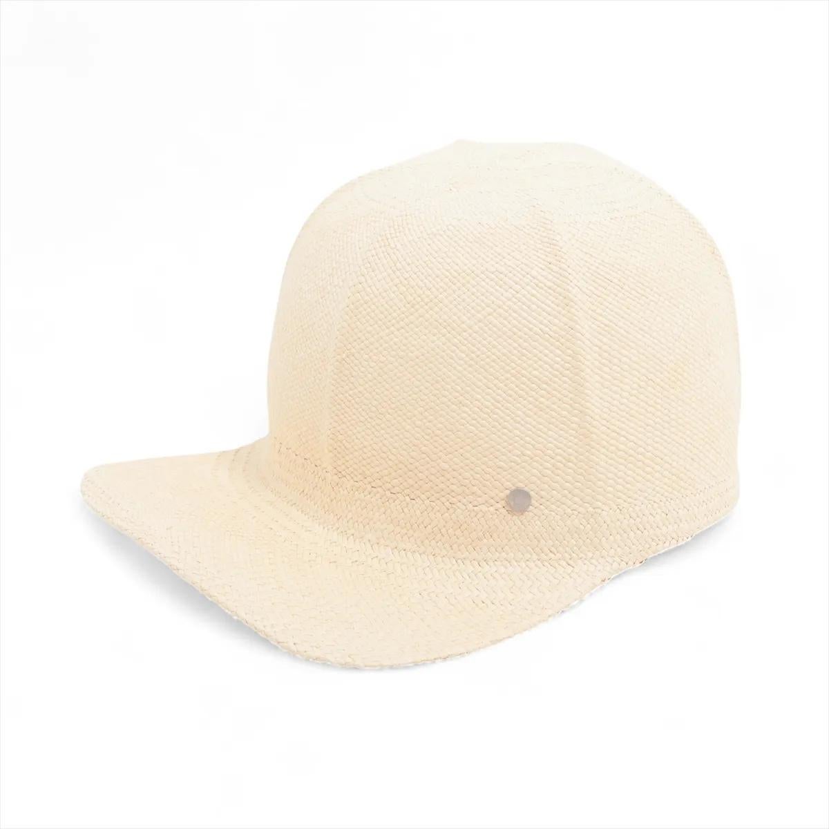 Il cappellino Hermès Riley Panama CAP in Naturel emana una raffinatezza senza sforzo e uno stile estivo senza tempo. Sapientemente intrecciata con paglia di Panama di prima qualità, la cuffia mette in mostra l'impeccabile artigianalità e