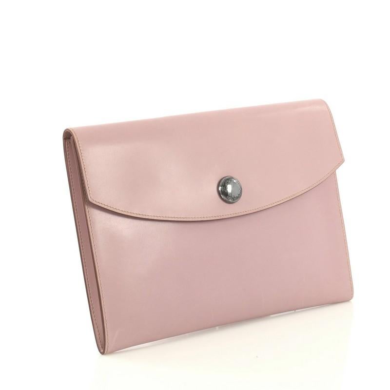 This Hermes Rio Clutch Leather PM, crafted from Mauve Pale purple Box Nepal leather, features touareg sterling silver hardware. Its snap button closure opens to a Mauve Pale purple Box Nepal leather interior. Date stamp reads: F Square (2002).