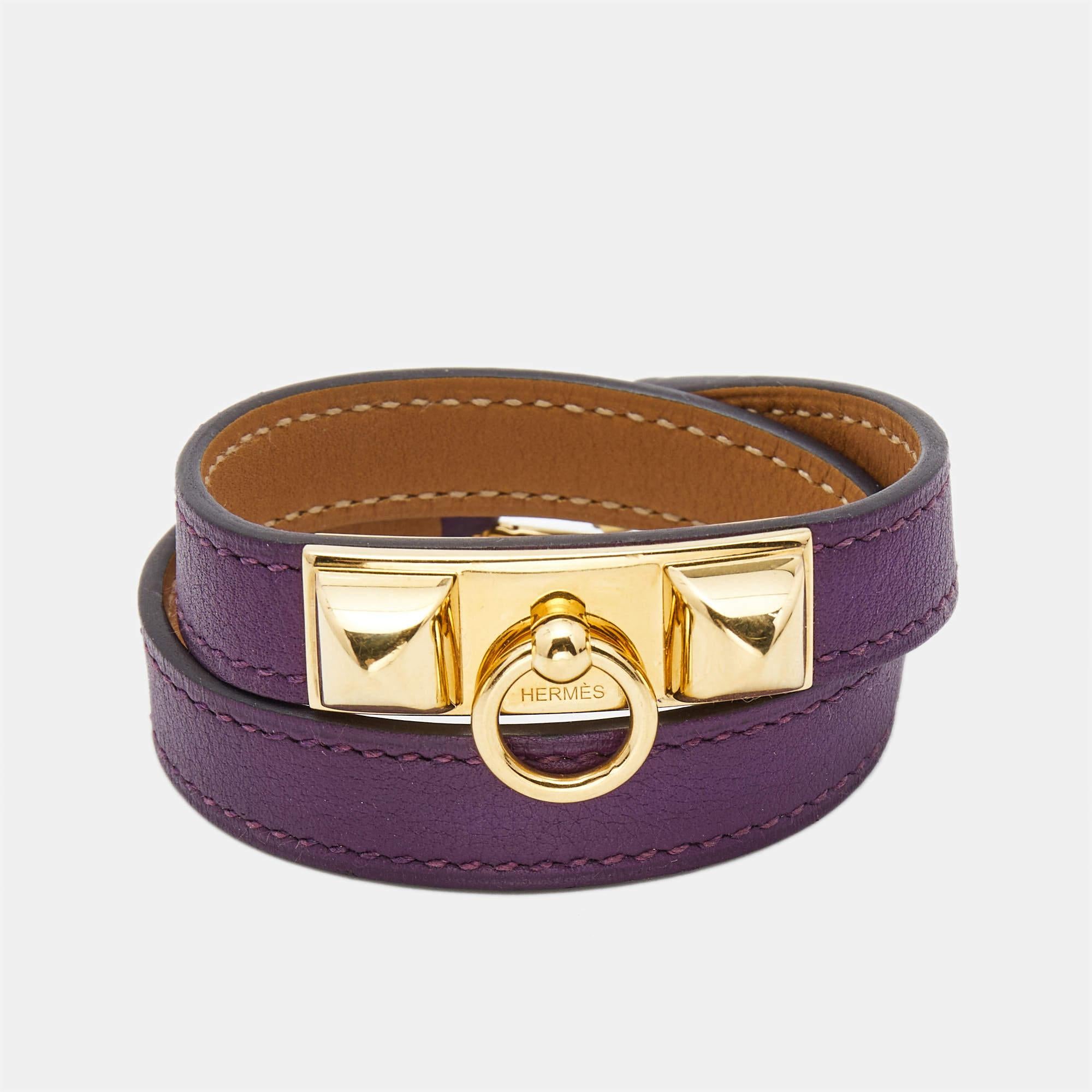 This Hermès Double Tour bracelet is a chic accessory that can be paired with everything, from casuals to evening outfits. Made from leather, it is beautified with pyramid studs and a ring in gold-plated metal. The brown bracelet has a long strap