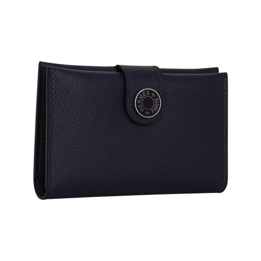 Mightychic offers an Hermes R.M.S. Card Holder featured in rich Bleu Nuit.
In beautiful Evercolor calfskin leather - a small, satiny grain with suppleness.
Snap closure with lacquered palladium plated Clou de Selle.
Comes with signature Hermes