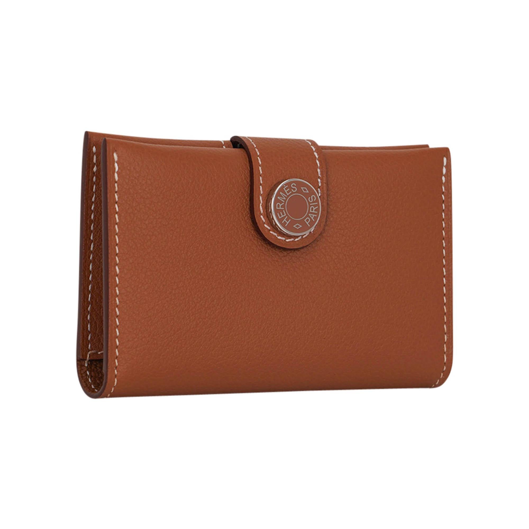 Mightychic offers an Hermes R.M.S. Card Holder featured in Gold.
In beautiful Evercolor calfskin leather - a small, satiny grain with suppleness.
Snap closure with lacquered palladium plated Clou de Selle.
Comes with signature Hermes box.
New or