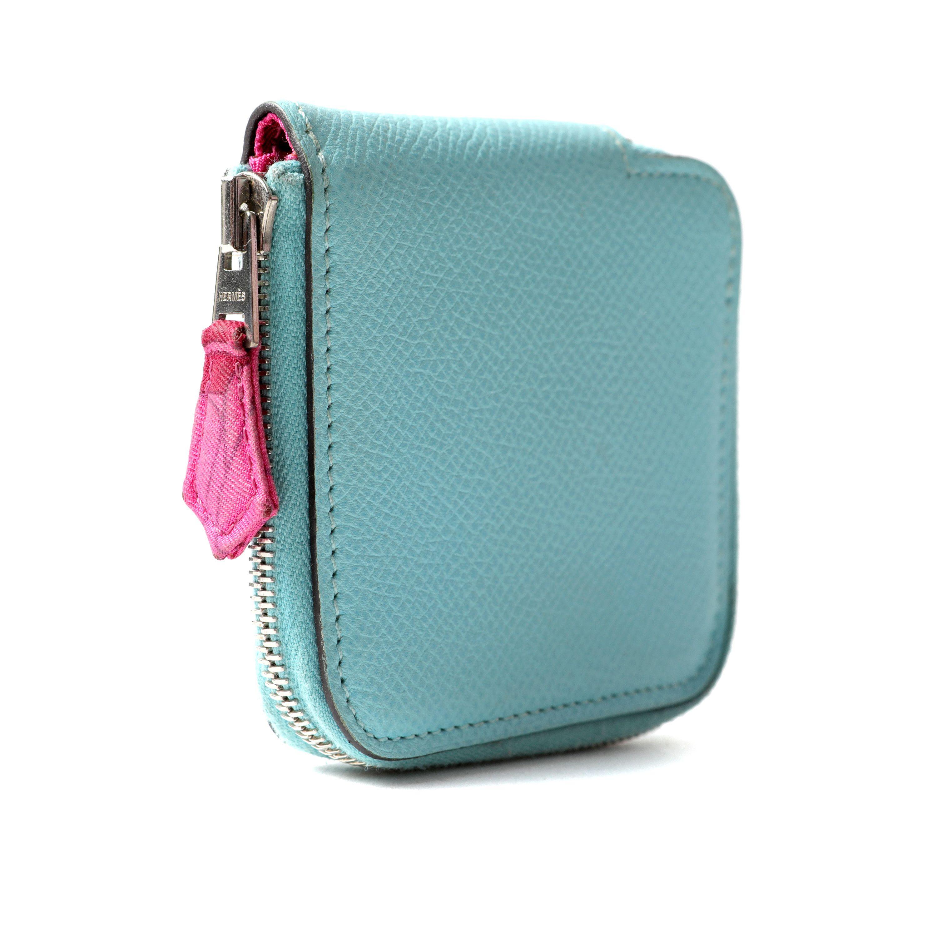 This authentic Hermès Robins Egg Blue Epsom Small Change Purse is in very good condition.  Blue durable Epsom leather with silver tone zip around opening. Pink silk lining.  Made in France.

PBF 12893