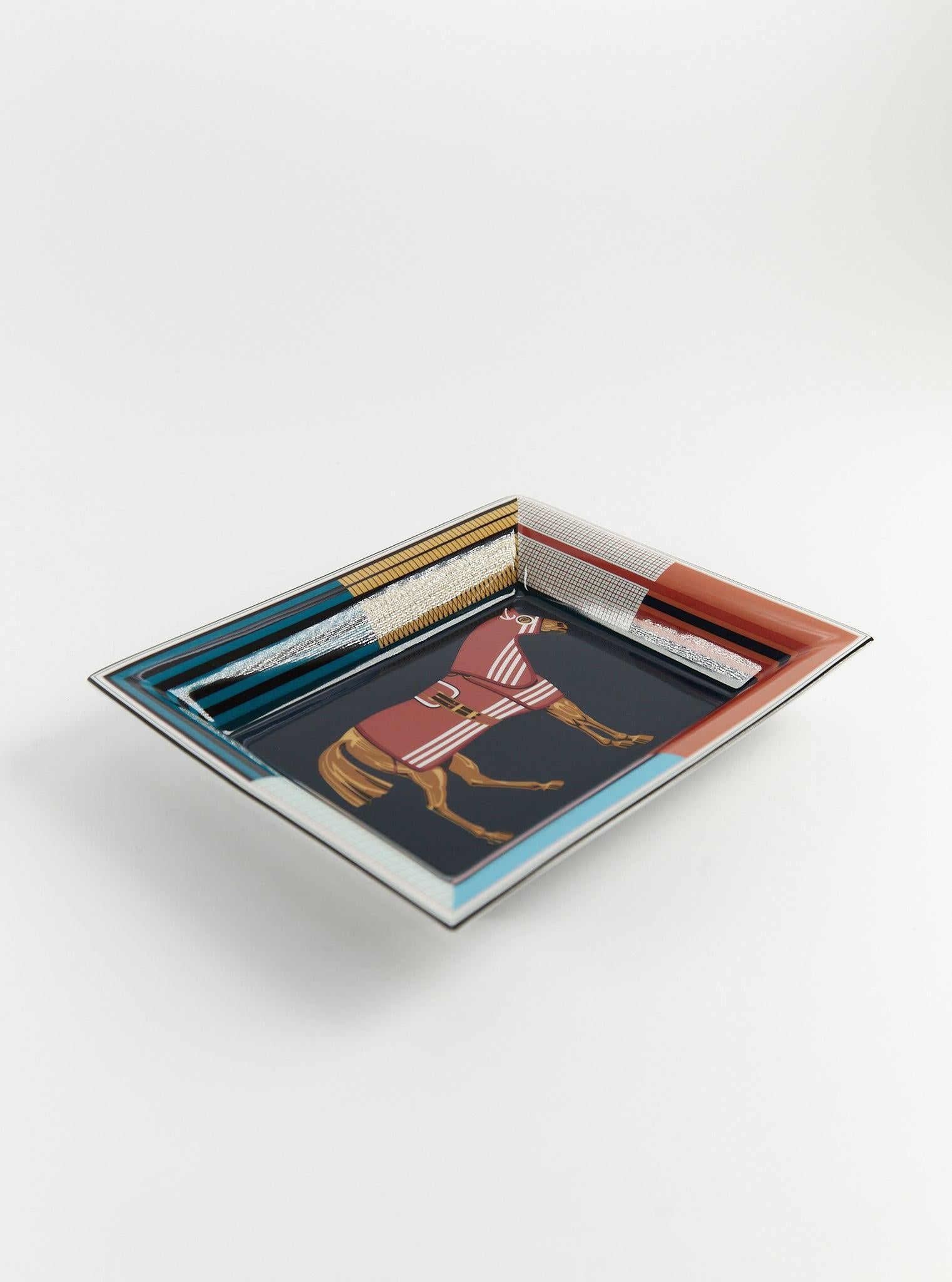 Hermès Rocabar a Cheval change tray in porcelain with velvet goatskin base

Decorated using chromolithography

Made in France

Dimensions: L 21 x W 17 cm