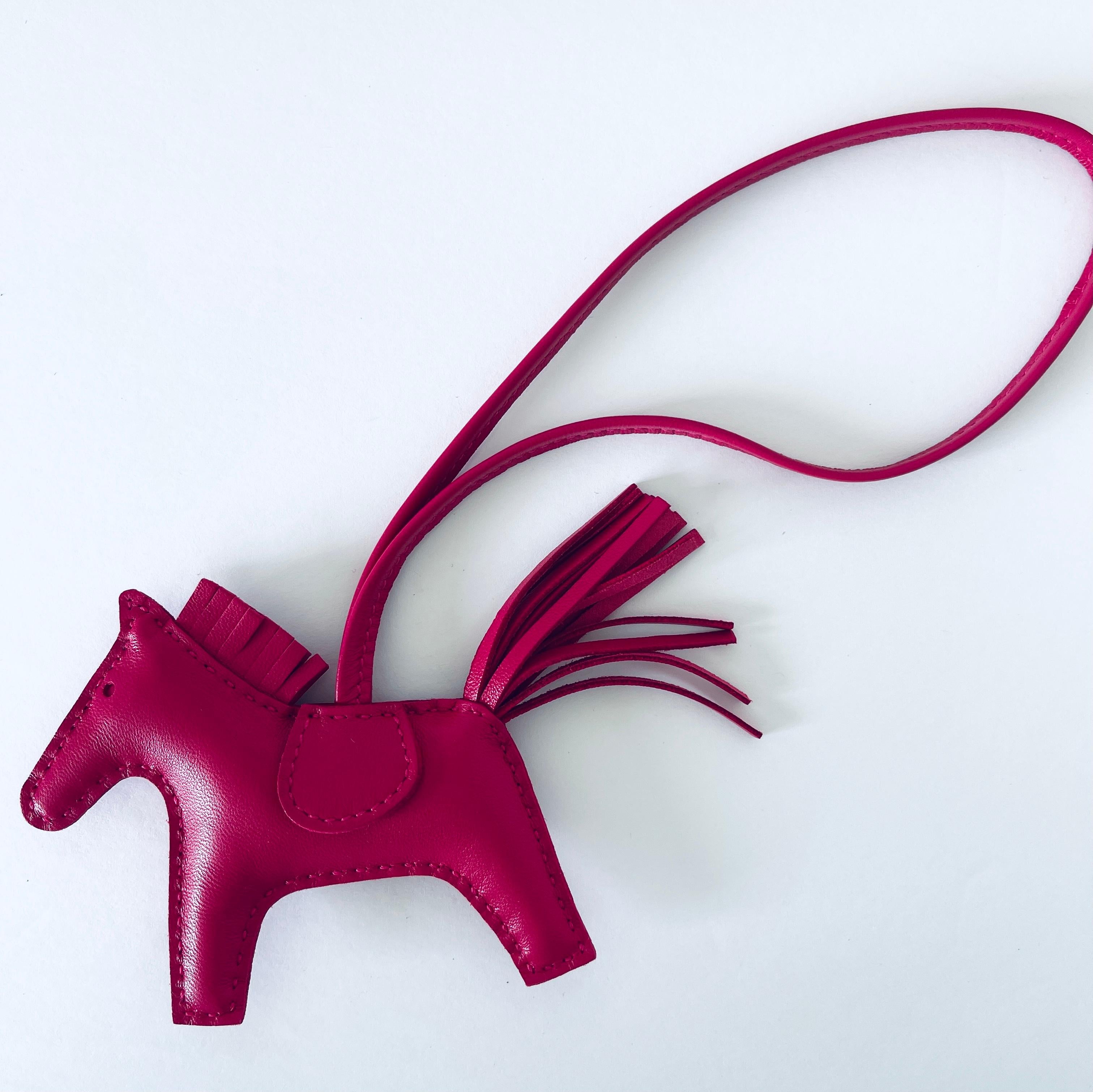 Hermes
Rodeo Grigri Leather Horse Charm
Pm Size
New Color Rose Mexico
Double sides
Brand new
Hermes Gift Box, Tissue and Ribbon included
PM Mini Size
Approx size: 3.5