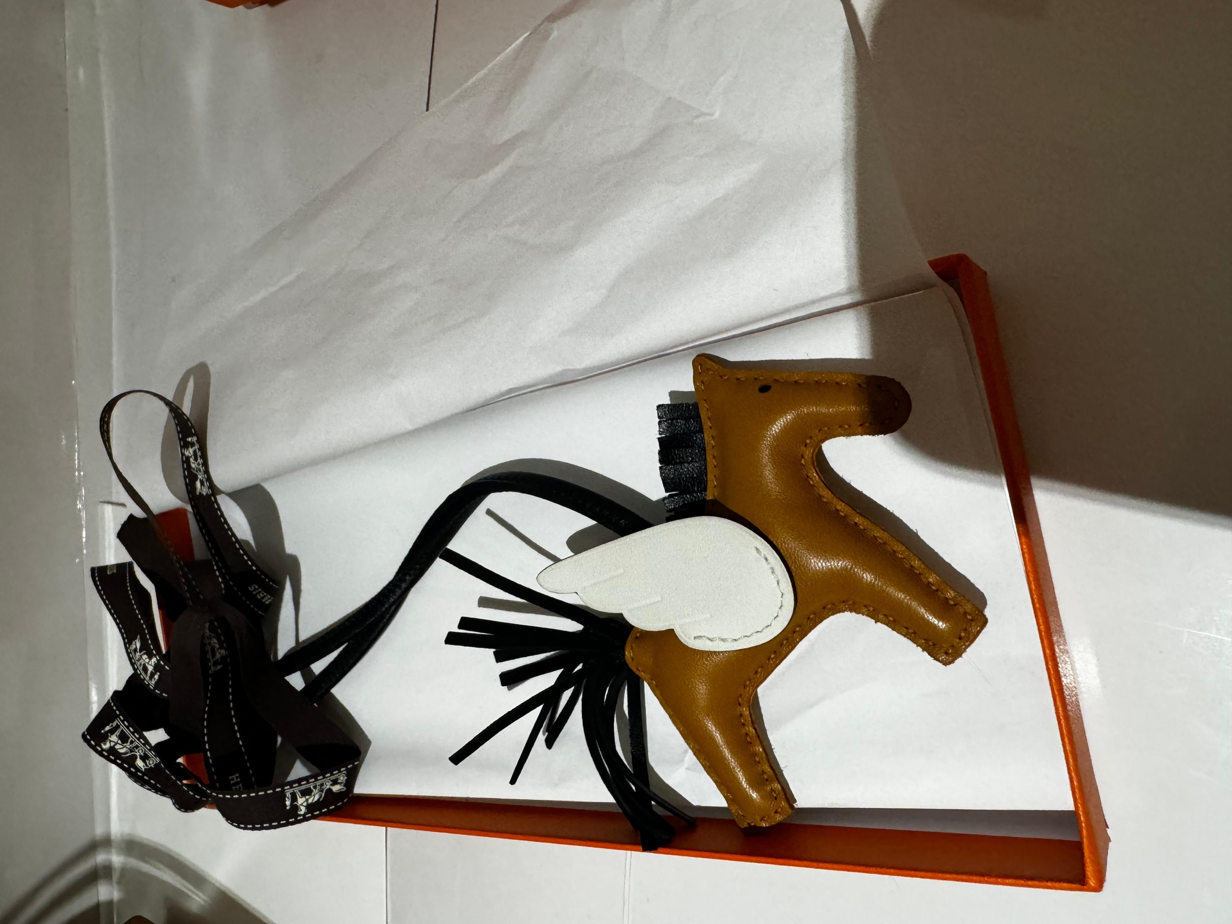 Beige Hermès Rodeo Pegase Charm PM in Sesame, Black and Nata For Sale