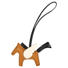 Hermès Rodeo Pegase Charm PM en Sésamo, Negro y Nata