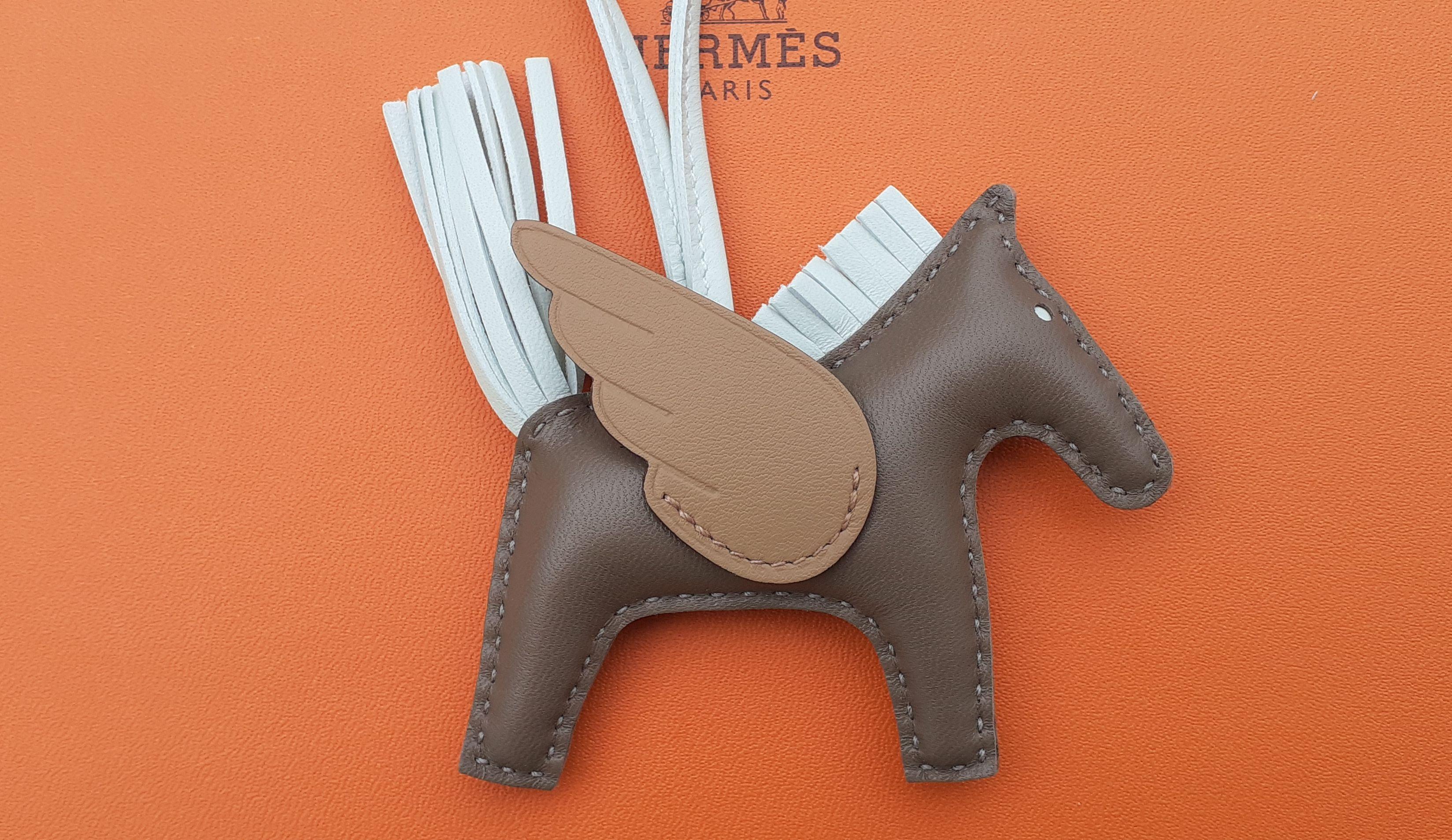 Hermès Rodeo Pegase Leather Bag Charm Horse Etoupe Biscuit PM For Sale 2