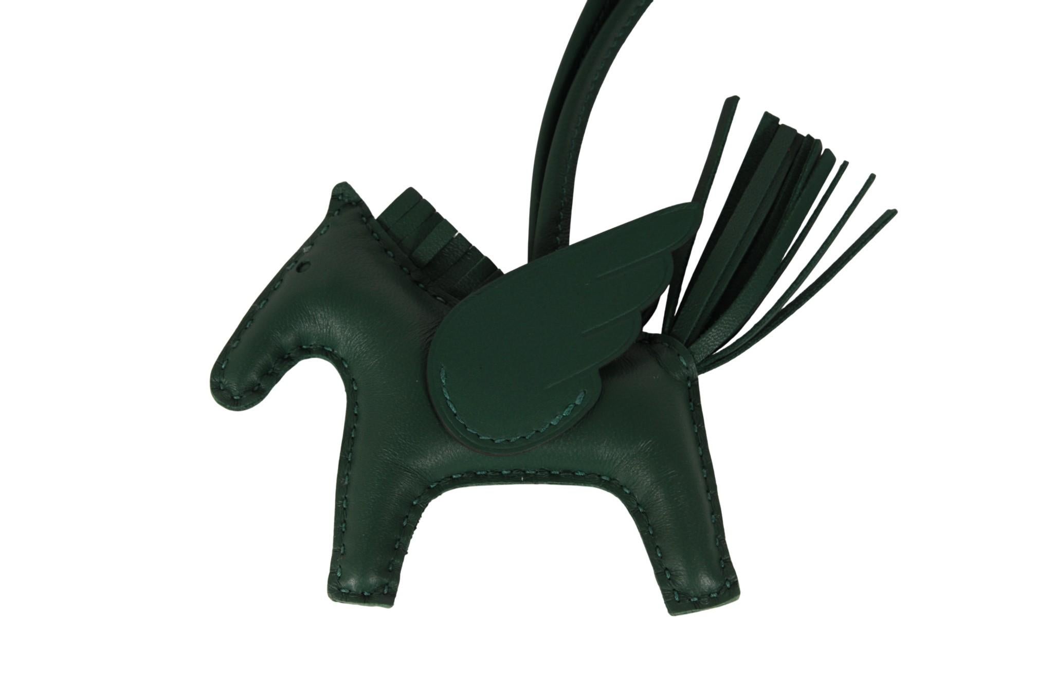 - Esterno verde

- Viene fornito con scatola e prova d'acquisto 

- Prodotto in Francia



Condizioni: 

Il charm è nuovo di zecca con scatola



Misure: (approssimativamente in pollici) 

3,8 L x 3 H.