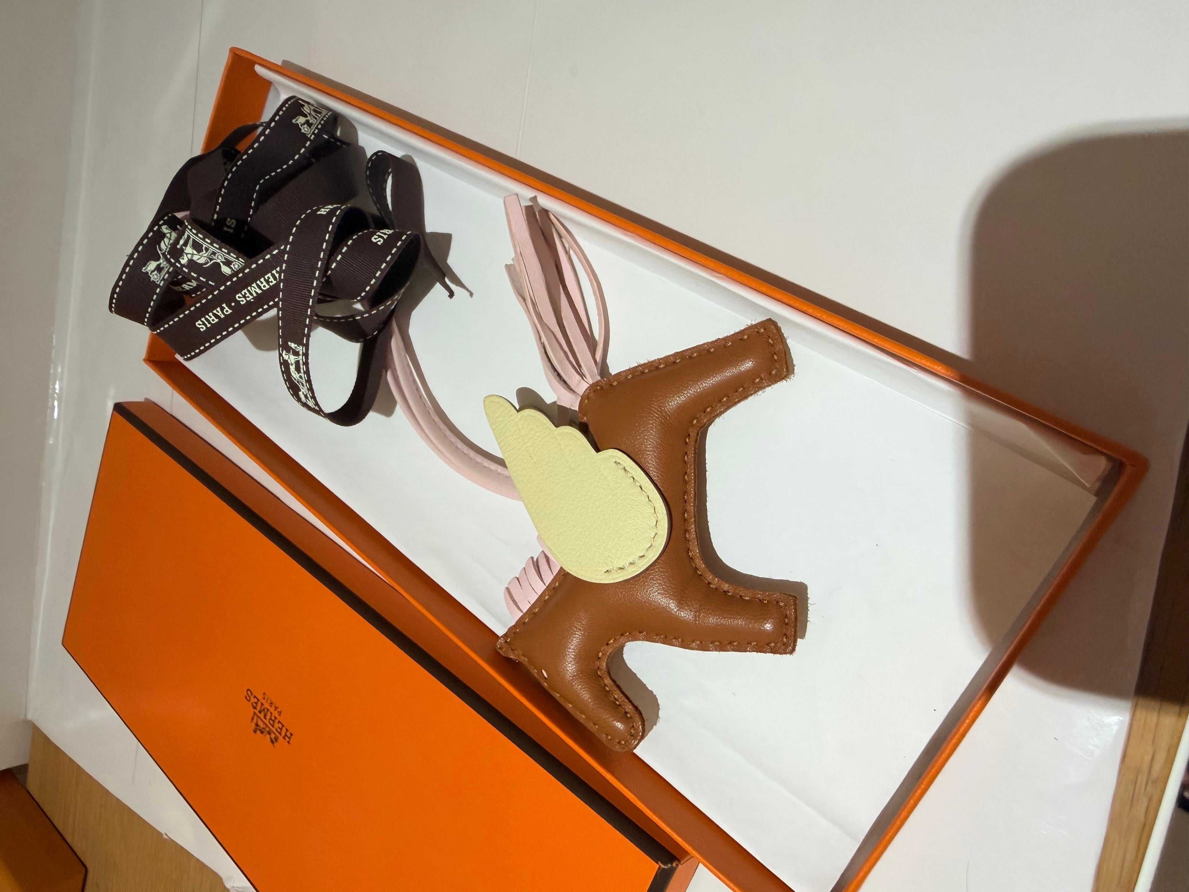 Beige Hermes Rodeo Pegasus PM Bag Charm in Gold, Rose darling and Jaune Milton en vente