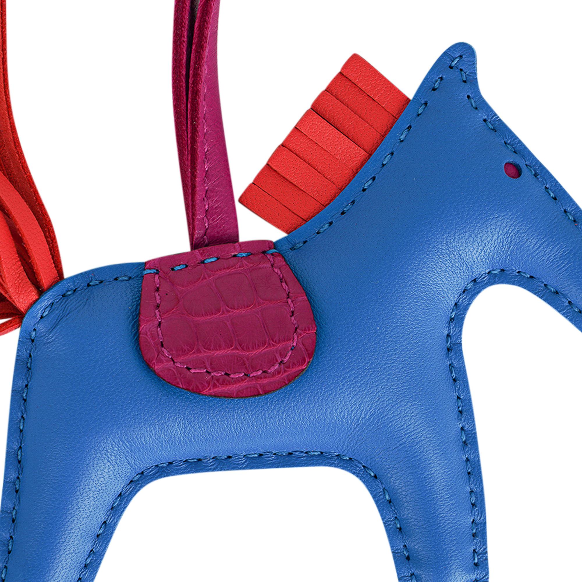 Mightychic propose une breloque de sac Hermès Rodeo Touch PM en édition limitée, présentée dans le film
Alligator mat Bleu Zanzibar, Orange Poppy et Rose Scheherazade.
Charmante et enjouée, elle s'intègre facilement à une myriade de couleurs de sacs