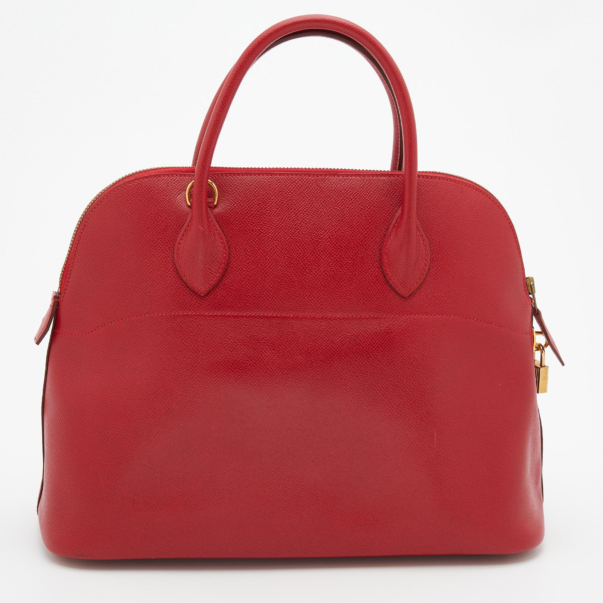 Luxuriously crafted by the experts at Hermès, this stunning Bolide 35 bag is a must-have accessory for fashion lovers. An apt everyday wear bag, it is the perfect combination of sophistication and practicality. Crafted from Rogue Vif Courchevel