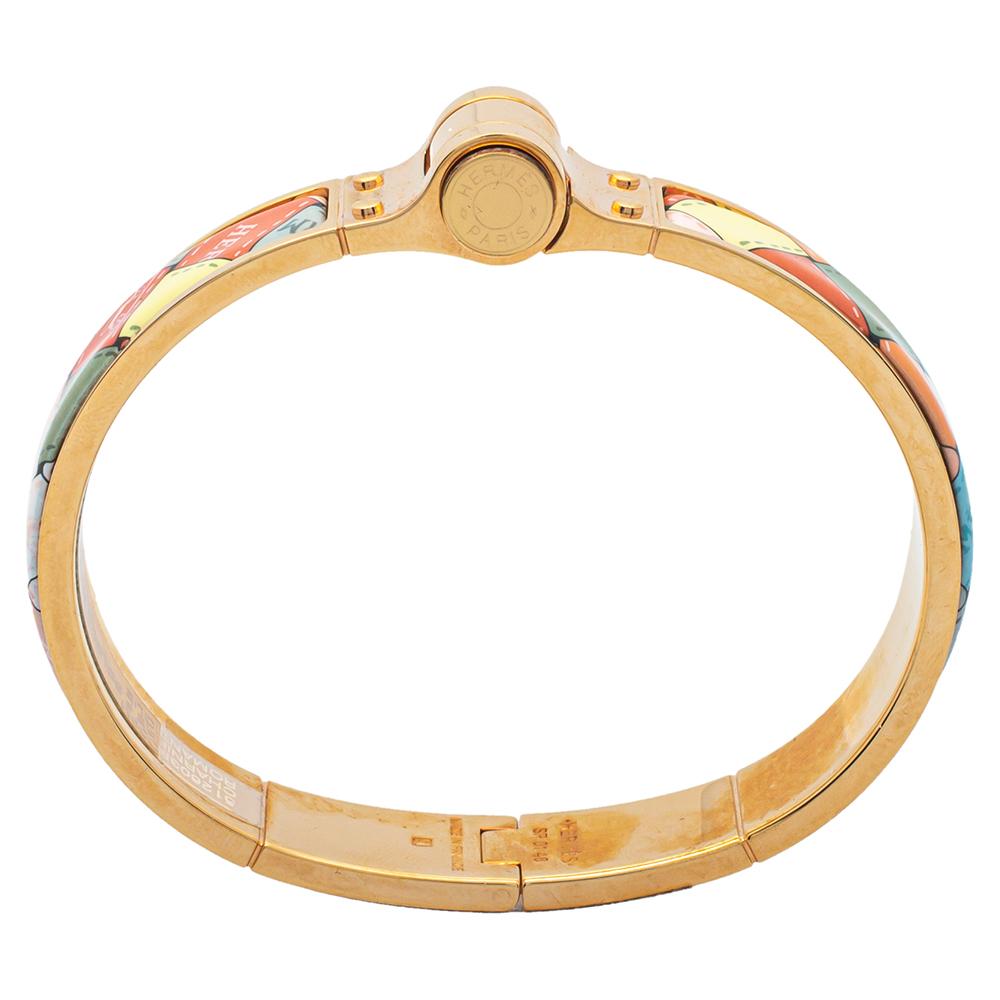 A stylish piece of accessory is the bracelet from Hermès. The design is simple yet elegant, ideal for ladies who like being subtly stylish. This piece has been crafted from rose gold-plated metal and designed with colorful enamel coating. It is