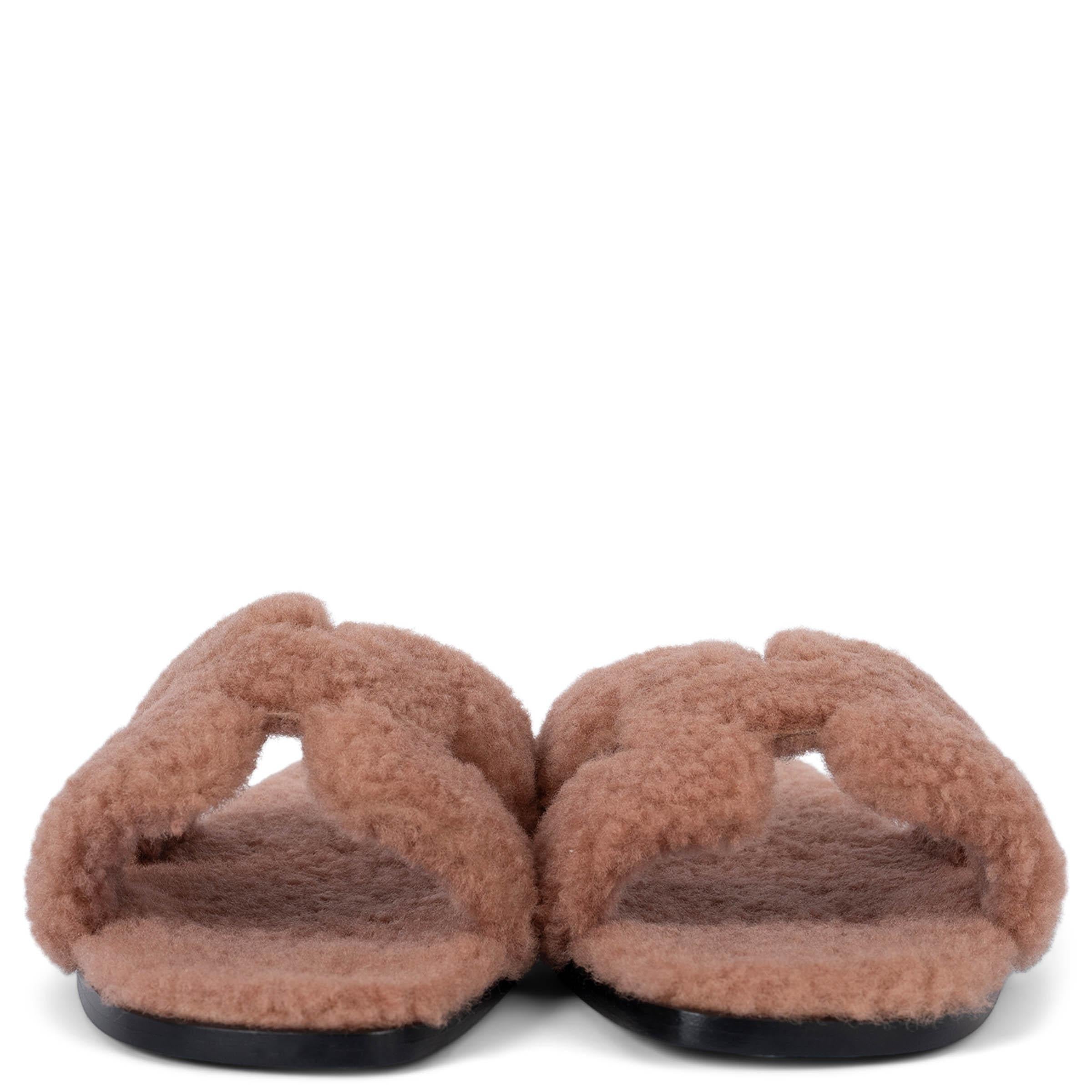Sandalias slip-on Hermès Oran 100% auténticas de piel de lana en color Rose Aube. A estrenar. 

Medidas
Modelo	H212178Z 9M370
Tamaño impreso	41 (talla pequeña)
Talla de zapato	40
Suela interior	27 cm
Anchura	8cm (3.1in)
Talón	1cm (0.4in)

Todos