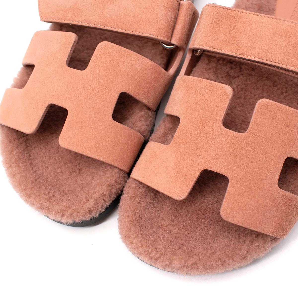 Hermes Rose Aube Shearling Chypre Sandal - Sold Out - Us size 10 In New Condition For Sale In London, GB
