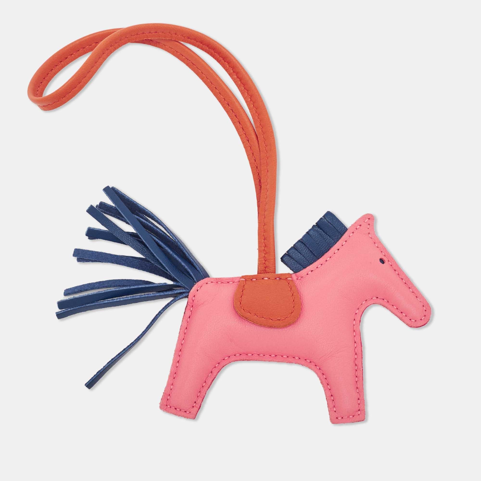 You know how much you love accessorizing, why not do the same for your bag? Glam up the bag with this Hermès Rodeo bag charm shaped like a horse with a fringed mane and tail reflecting the label's equestrian roots. Made out of leather in lovely
