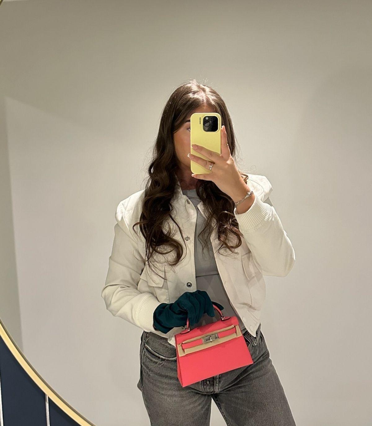 Hermès Rose Azalee Epsom Leder Kelly 20cm II

Details zum Produkt
Xupes Ref: MML006
Marke: Hermès
Modell: Kelly 20cm II
Typ: Henkel oben, Schulter
Seriennummer: W
Alter: 2024
Begleitet von: Hermès Staubbeutel, Box, Schutzfilz, Pflegeheft,