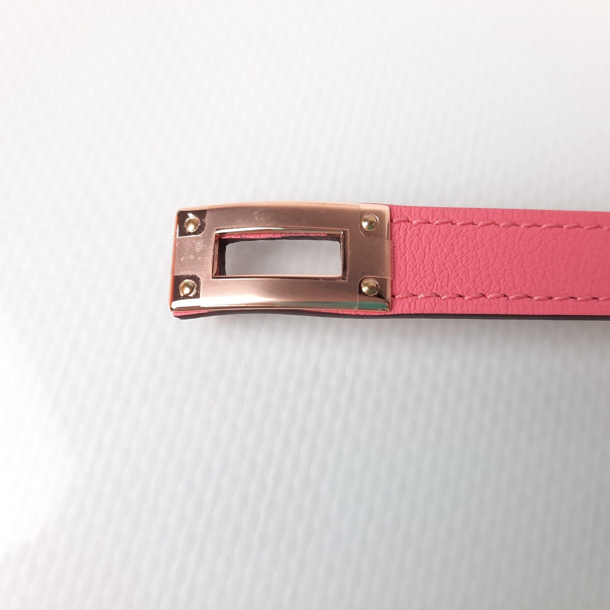 Size T2. Preloved, never used.  Double tour bracelet in Swift calfskin with Zermatt calfskin lining and rose gold-plated Kelly closure. Wrist size from 14.5 to 15.5 cm
Leather width: 1.3 cm