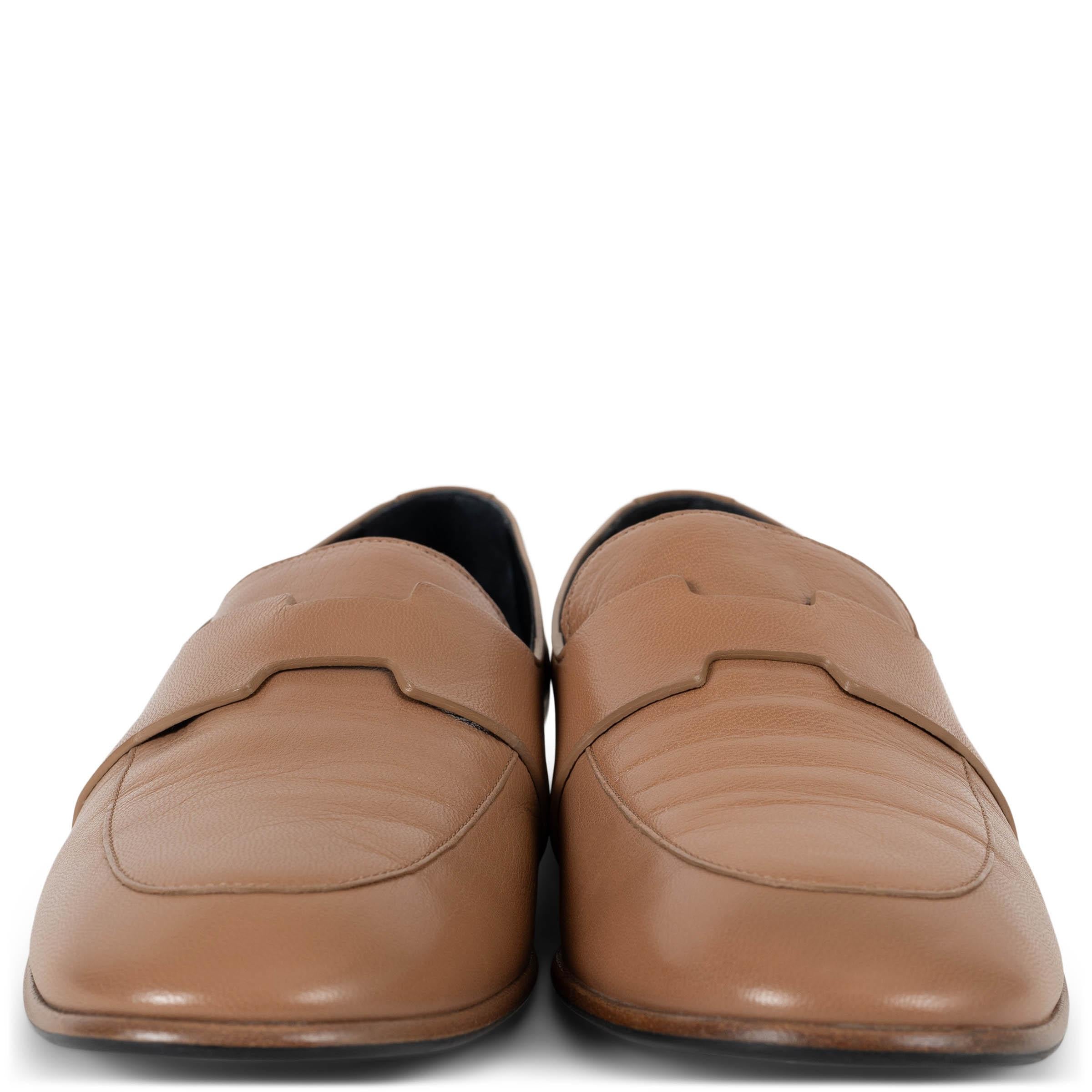 Ces mocassins Ancona 100% authentiques en cuir de veau souple Rose Bubinga (rose poussiéreux) allient un savoir-faire raffiné à une signature subtile. Dotées d'un bout arrondi et d'une silhouette élégante à enfiler, elles présentent l'emblématique