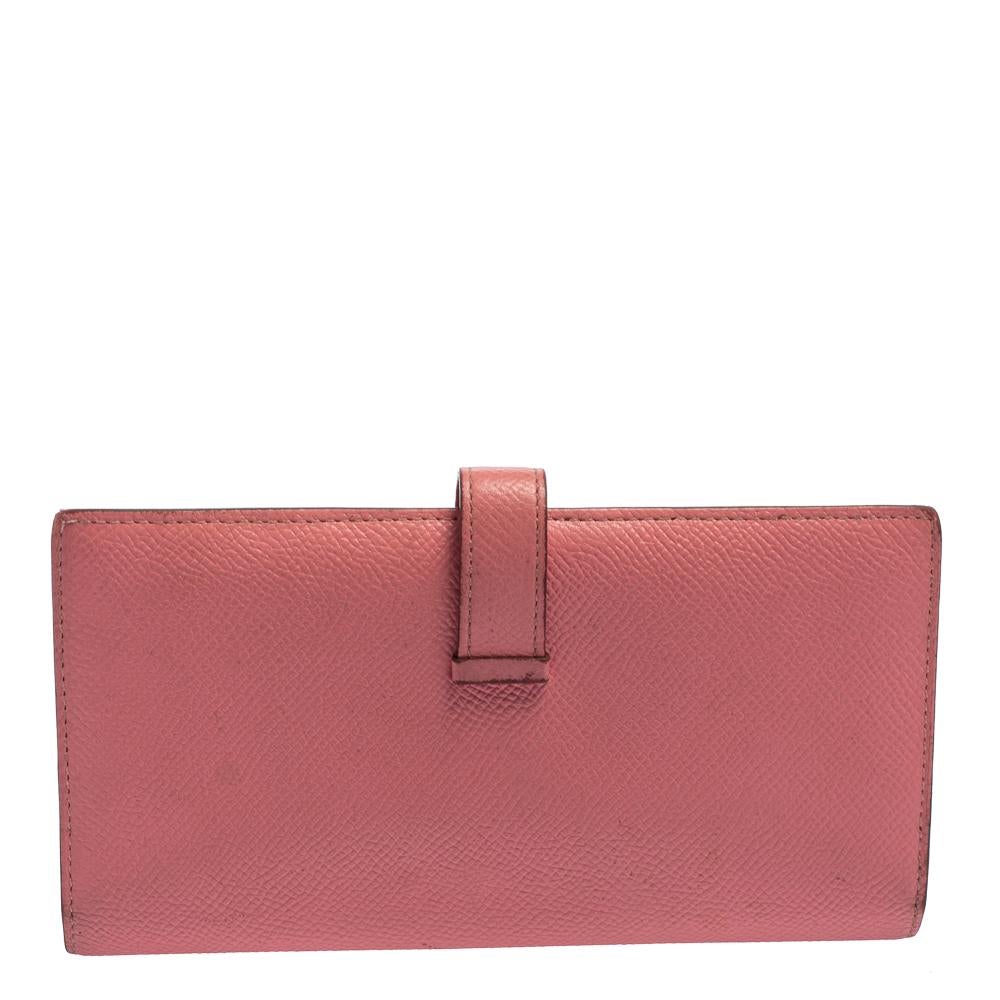 Luxuriously crafted by the experts at Hermes, this stunning Bearn Gusset wallet is a splendid accessory. Crafted in Epsom leather, this wallet carries an elegant appeal and a sleek silhouette. It features a palladium H on the front strap and a