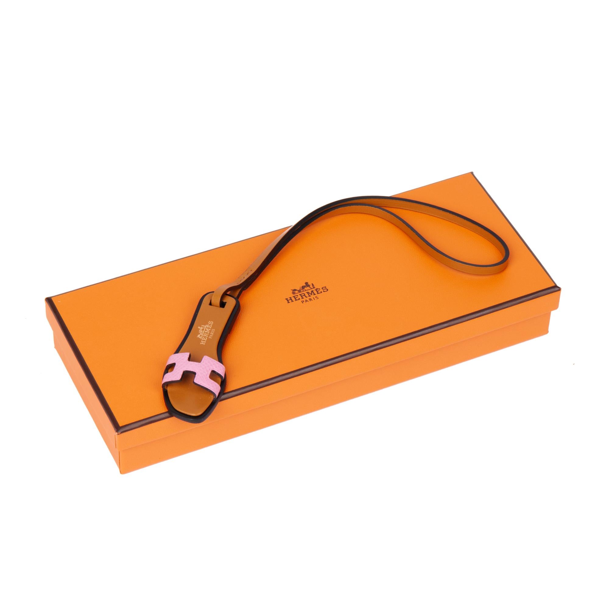 Hermès ROSE CONFETTI EPSOM LEATHER & NATURAL SABLE LEATHER ORAN CHARM

CONDITION NOTES
This item is in unworn condition.

XUPES REFERENCE	AA0031
BRAND	Hermès
MODEL	Oran Charm
AGE	2022
GENDER	Women's
MATERIAL(S)	Epsom Leather, Natural