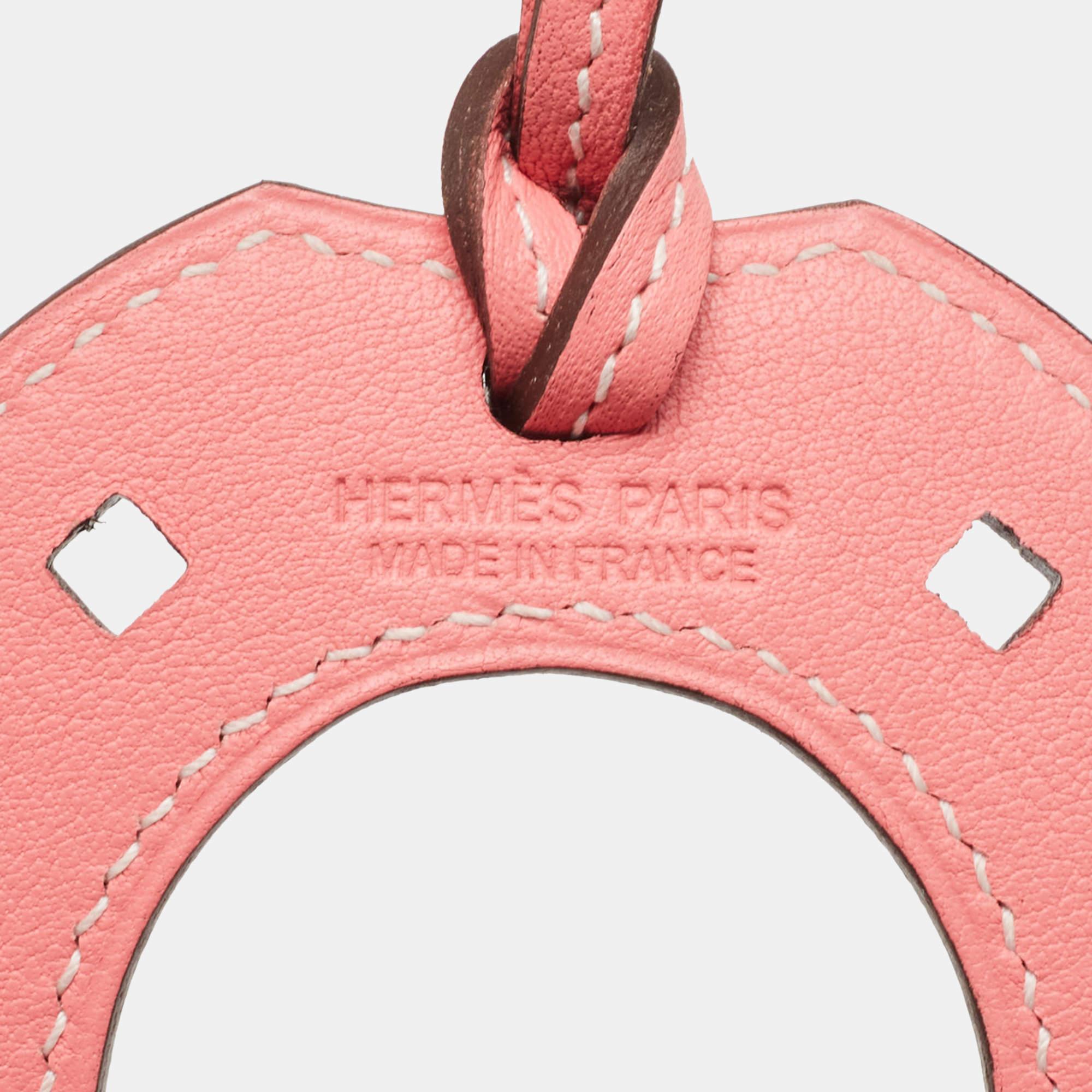 Paying homage to its equestrian heritage, this 'Paddock Fer a Cheval' bag charm from Hermès is a classy accessory to own. It is crafted using Swift leather and hangs from a strap. Needless to say, this Hermès bag charm will add a signature touch to