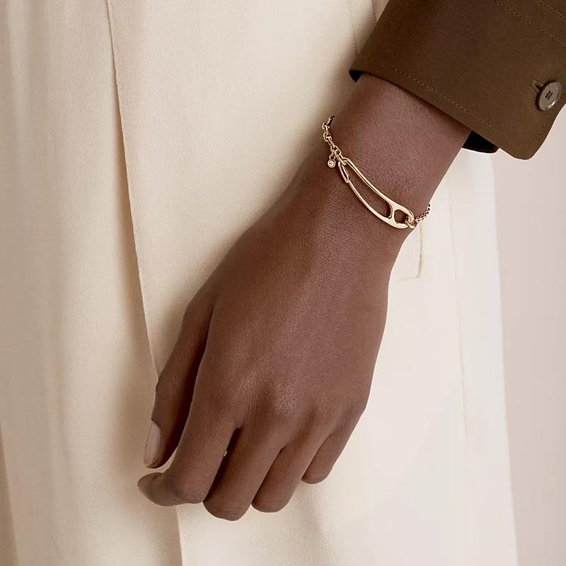 Bracelet in rose gold set with 1 diamond

Rose gold 750/1000