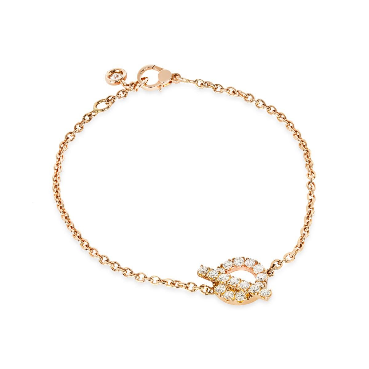 Bracciale con diamanti in oro rosa 18k di Hermes della collezione Finesse. Il bracciale è caratterizzato da un motivo circolare con una barra che lo attraversa incastonata di diamanti rotondi taglio brillante. I 17 diamanti hanno un peso totale di
