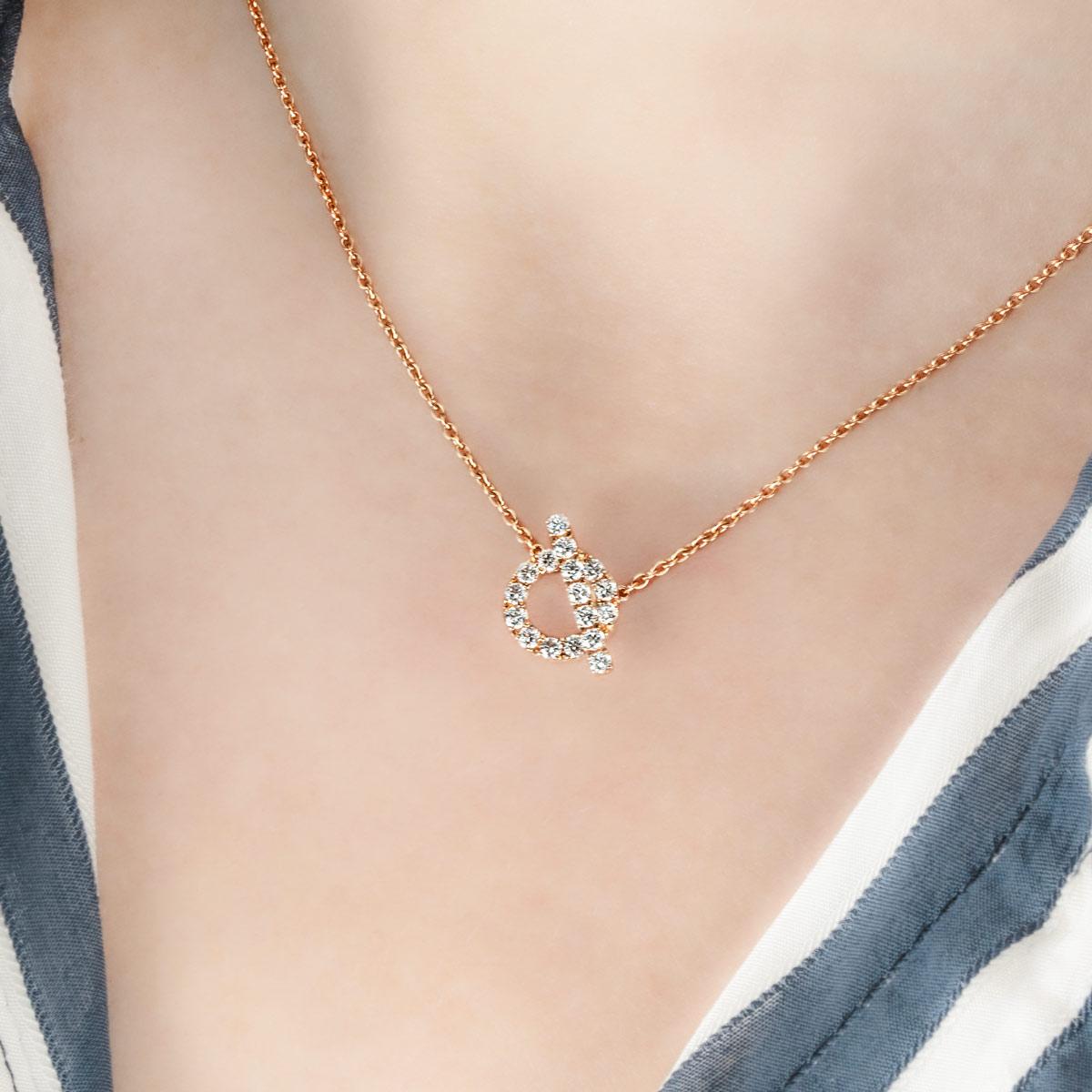 Una collana di diamanti in oro rosa 18k di Hermes della collezione Finesse. La collana è caratterizzata da un motivo circolare con una barra che la attraversa incastonata di diamanti rotondi taglio brillante. I 17 diamanti hanno un peso totale di