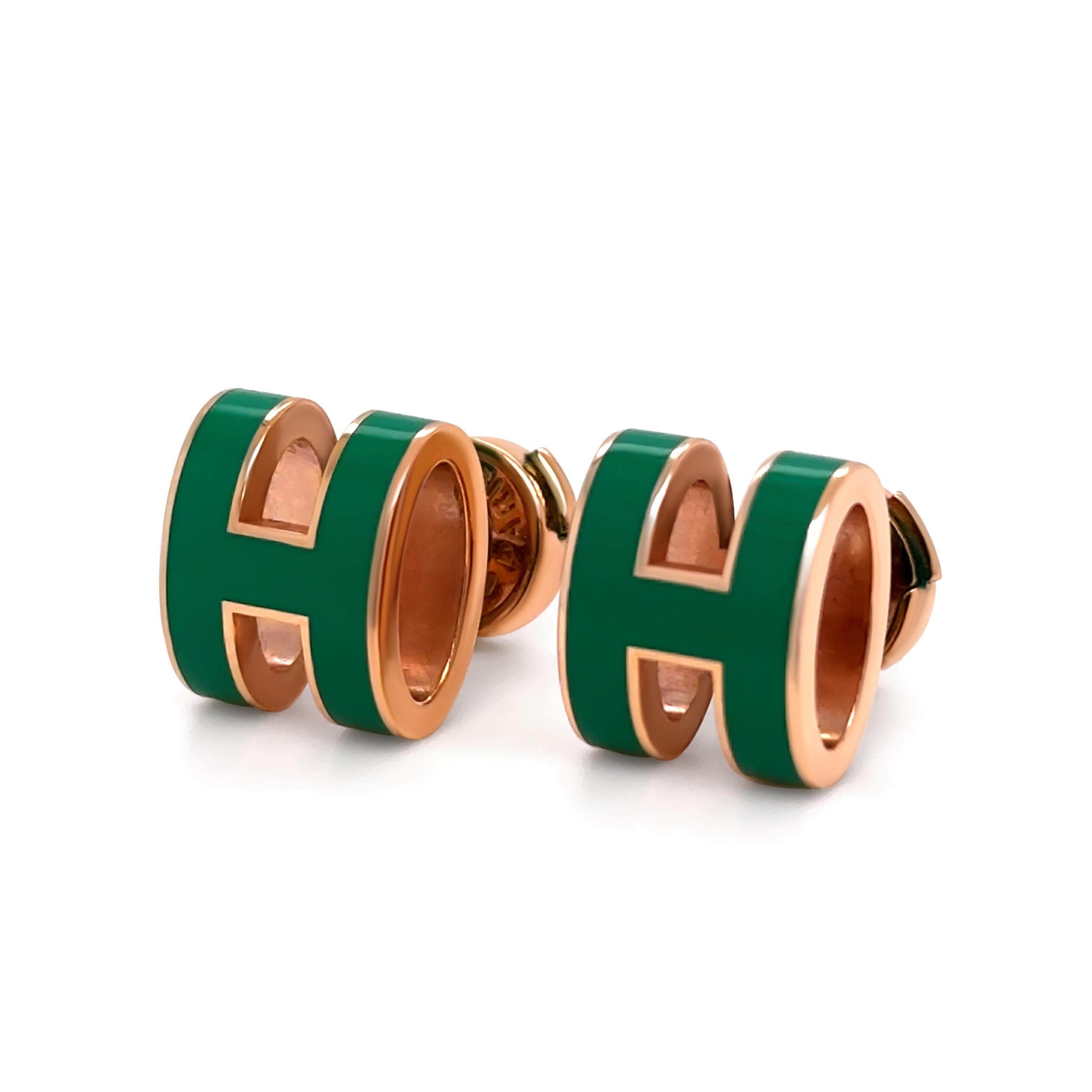 A stunning pair of Hermès H earrings in rose gold plating, featuring green malachite lacquer accents for a bold and refined look. These 1.1cm high earrings embody the classical sophistication of Hermès, making them a unique statement piece for any