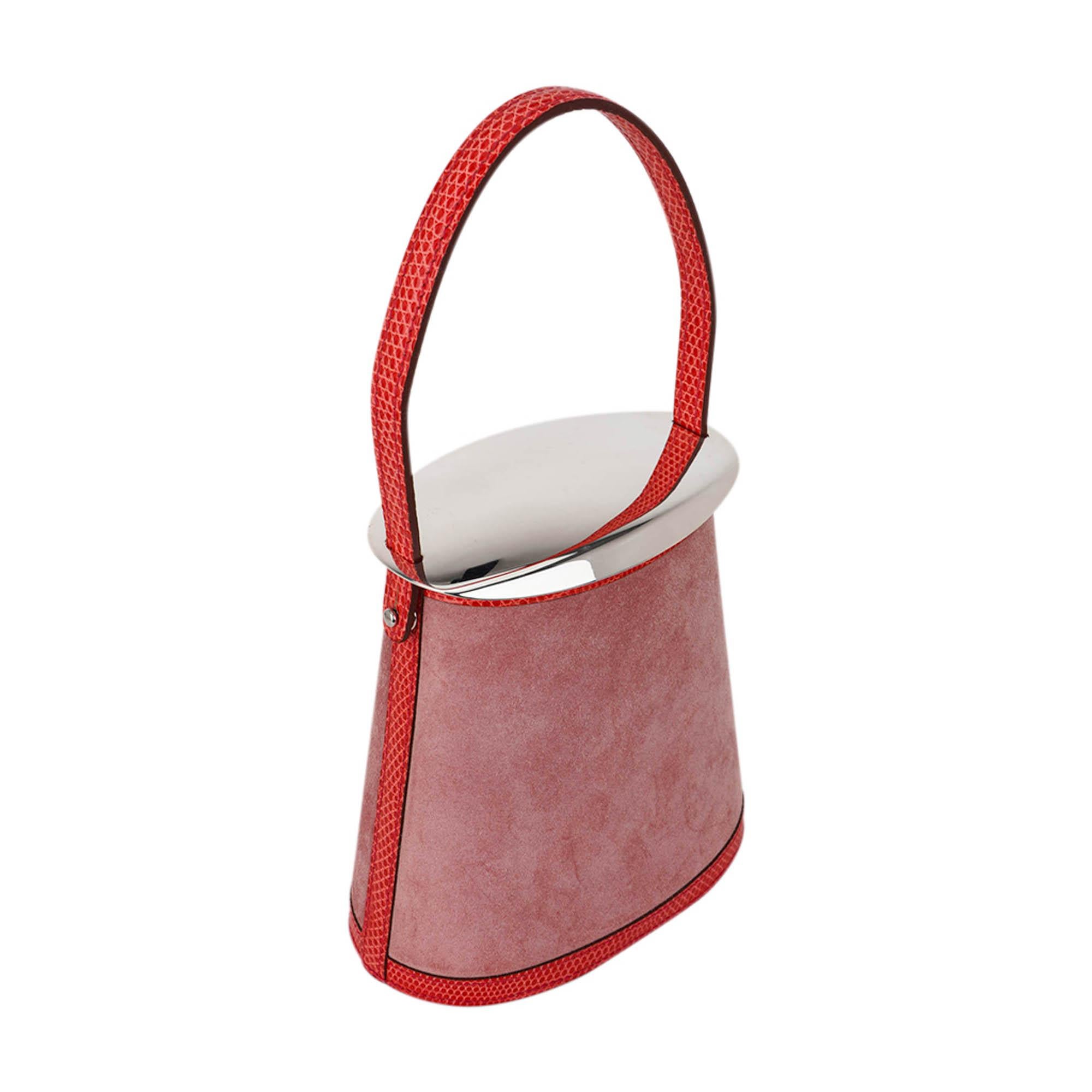 Mightychic propose un sac Hermes Stromboli en édition limitée.
Rare Rose Indien Doblis (daim) accentué avec Rose Azalee Lizard.
Le bracelet est maintenu par des ferrures en Sterling et la fermeture est le couvercle en Argent Sterling.
vente