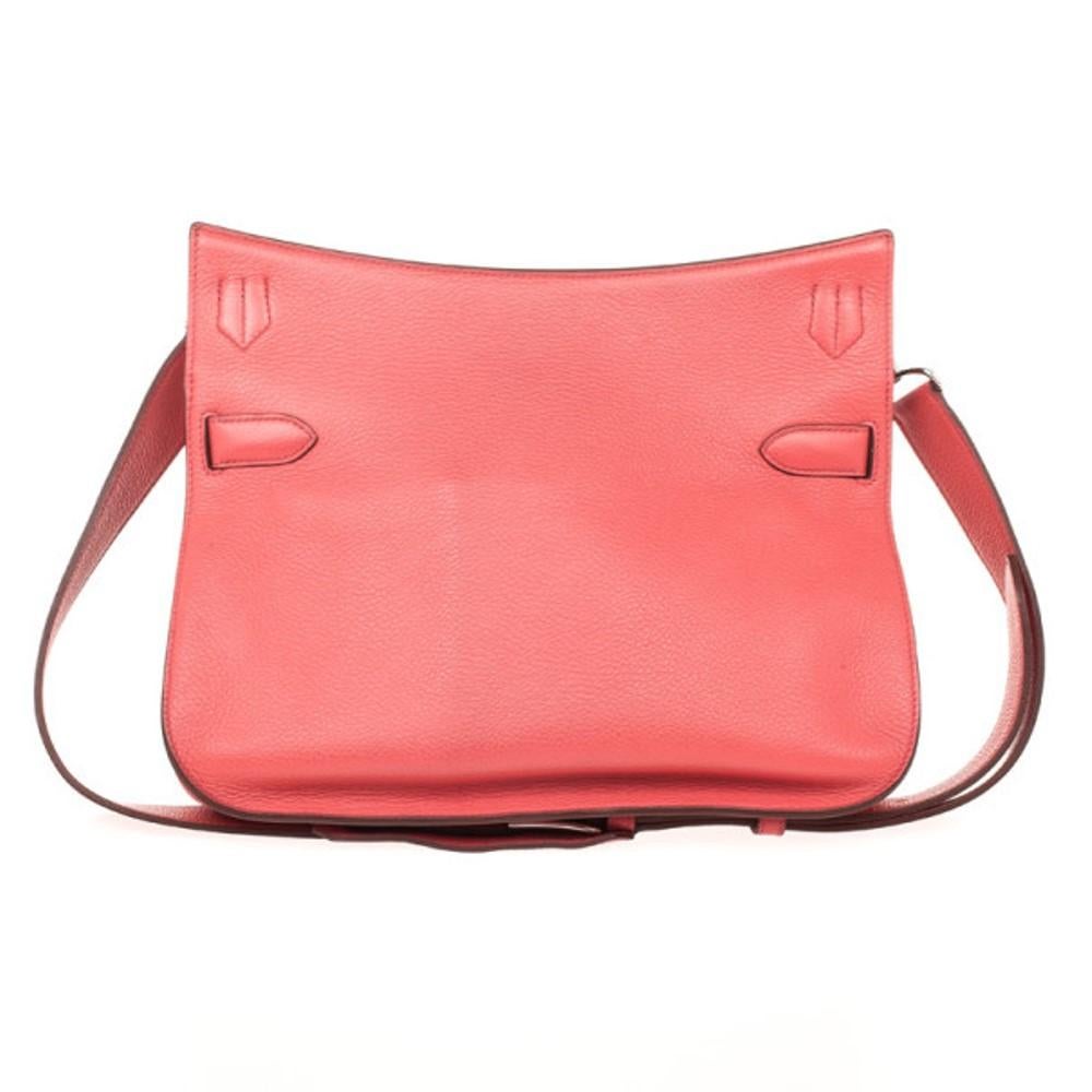The Hermes Jypsiere Messenger bag is an interpretation of the Hermes Kelly. Crafted from leather in a stunning shade of pink, the exterior is accented with a twist lock and a removable shoulder strap. The spacious interior is lined with leather and