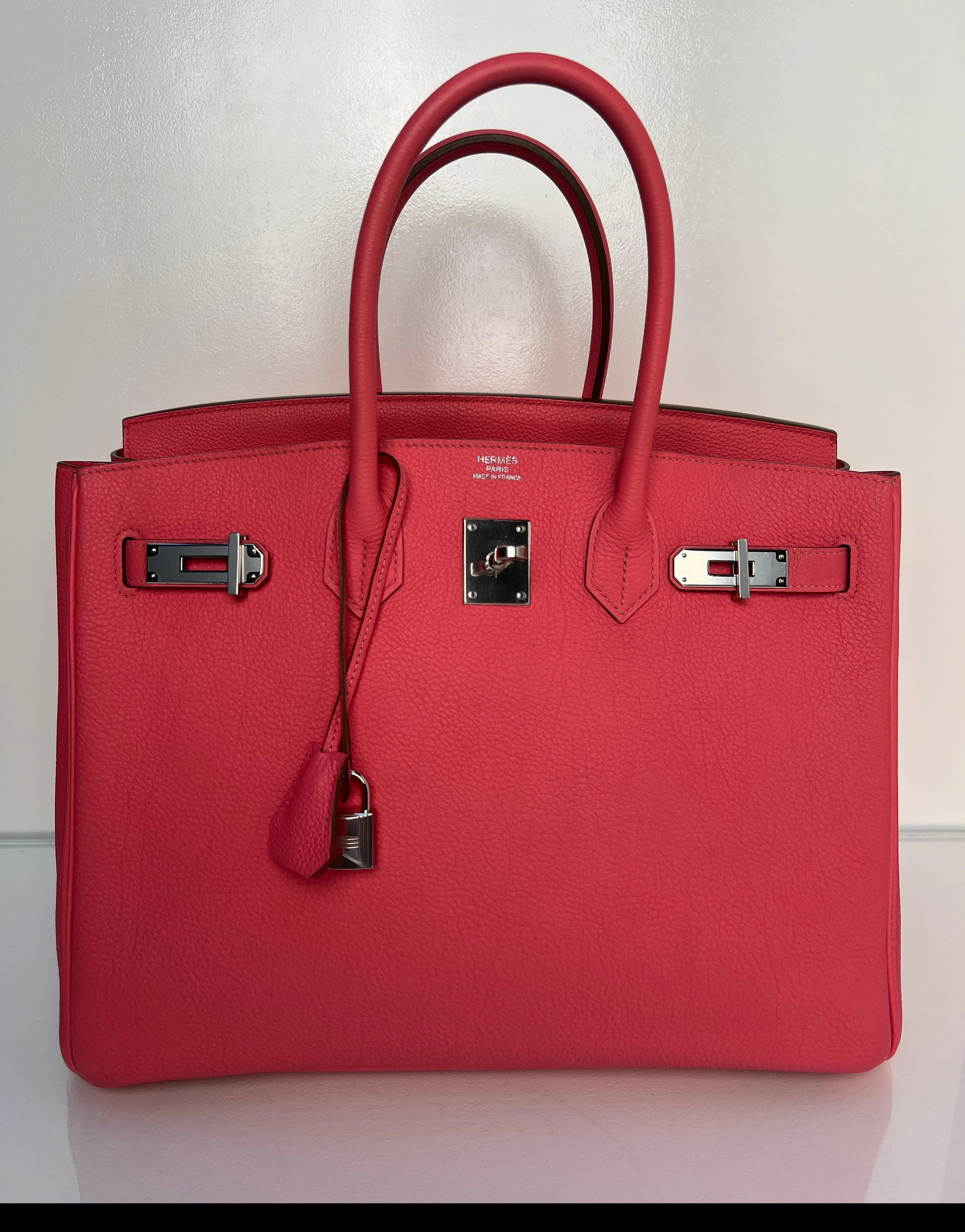 Borsa Birkin 35 di Hermes con rossetto rosa. Birkin color rosa bubblegum. Hardware in argento palladio. Interni puliti. Condizioni eccellenti. Plastica sulla ferramenta. Include clochette, lucchetto, chiavi e sacchetto antipolvere. Garanzia di
