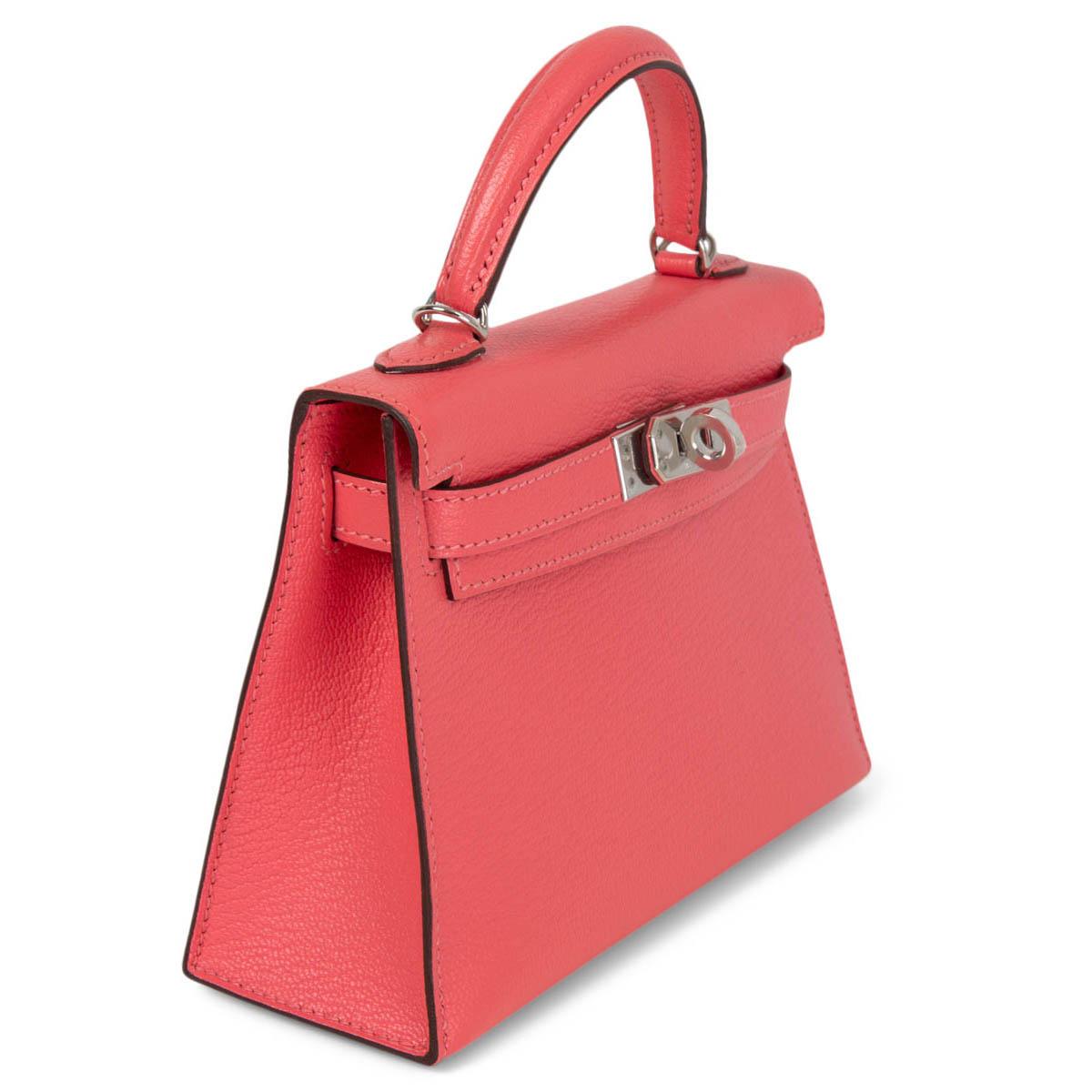 100% authentische Hermès Kelly 20 Sellier Tasche in Rose Lipstick Chèvre Mysore Leder mit Palladium Hardware. Gefüttert mit Chèvre-Leder und einer aufgesetzten Tasche auf der Rückseite. Brandneu. Hat einen kleinen weißen Fleck auf der Rückseite.