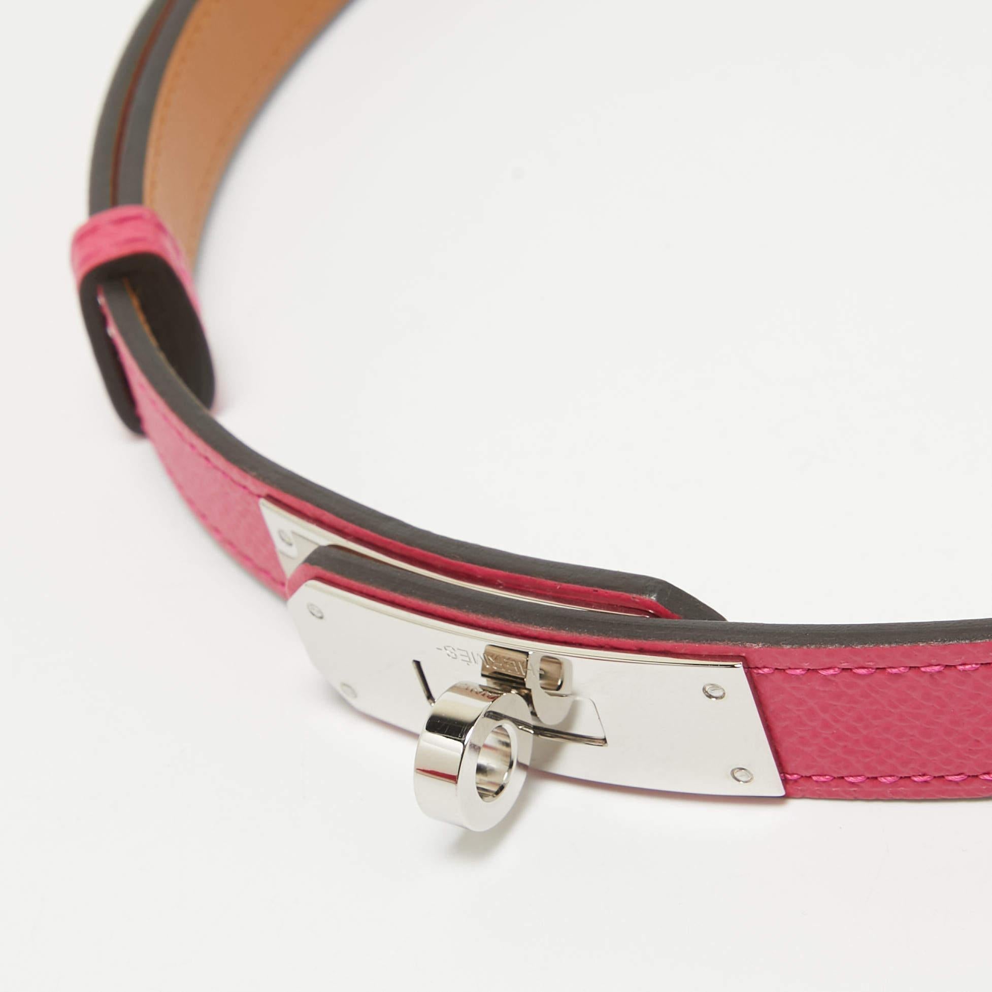 Complete any ensemble with a touch of luxurious fashion by flaunting this beauty of a belt from Hermes. It is crafted from Epsom leather and detailed with the signature Kelly lock in palladium finish metal. Will look perfect with dresses and tulle