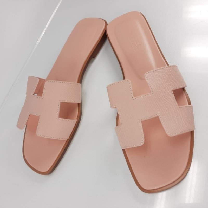 Size 37
Sandal in Epsom calfskin with iconic 