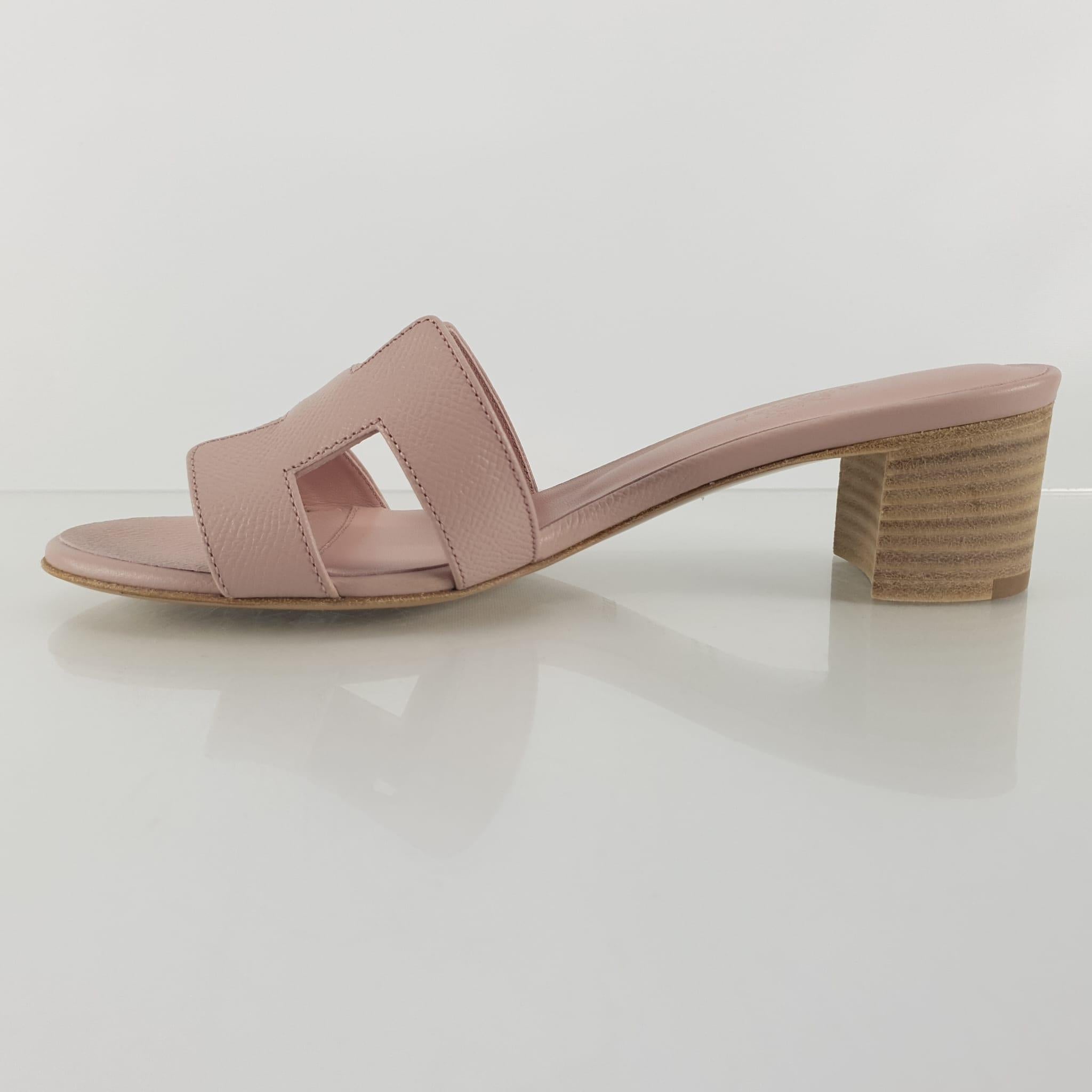 Preloved, never used with box. Calfskin. Heel height: 5 cm
Color: Rose Porcelaine. Size 37.PR11521