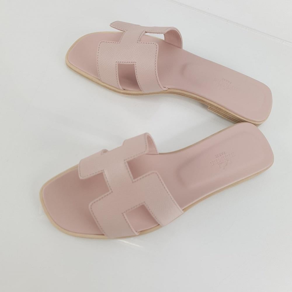 Hermes Rose Porcelaine Epsom Oran sandal size 38 In New Condition In Nicosia, CY