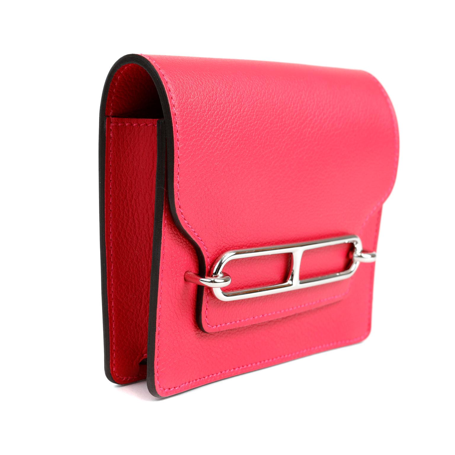 Cet authentique sac de ceinture Hermès Roulis est en parfait état et n'a jamais été porté.  En cuir Evercolor rouge rose, cette élégante pochette ajoute du punch à tout ensemble.  
Cuir Evercolor texturé et durable en rouge rosé.  Le rabat avant se