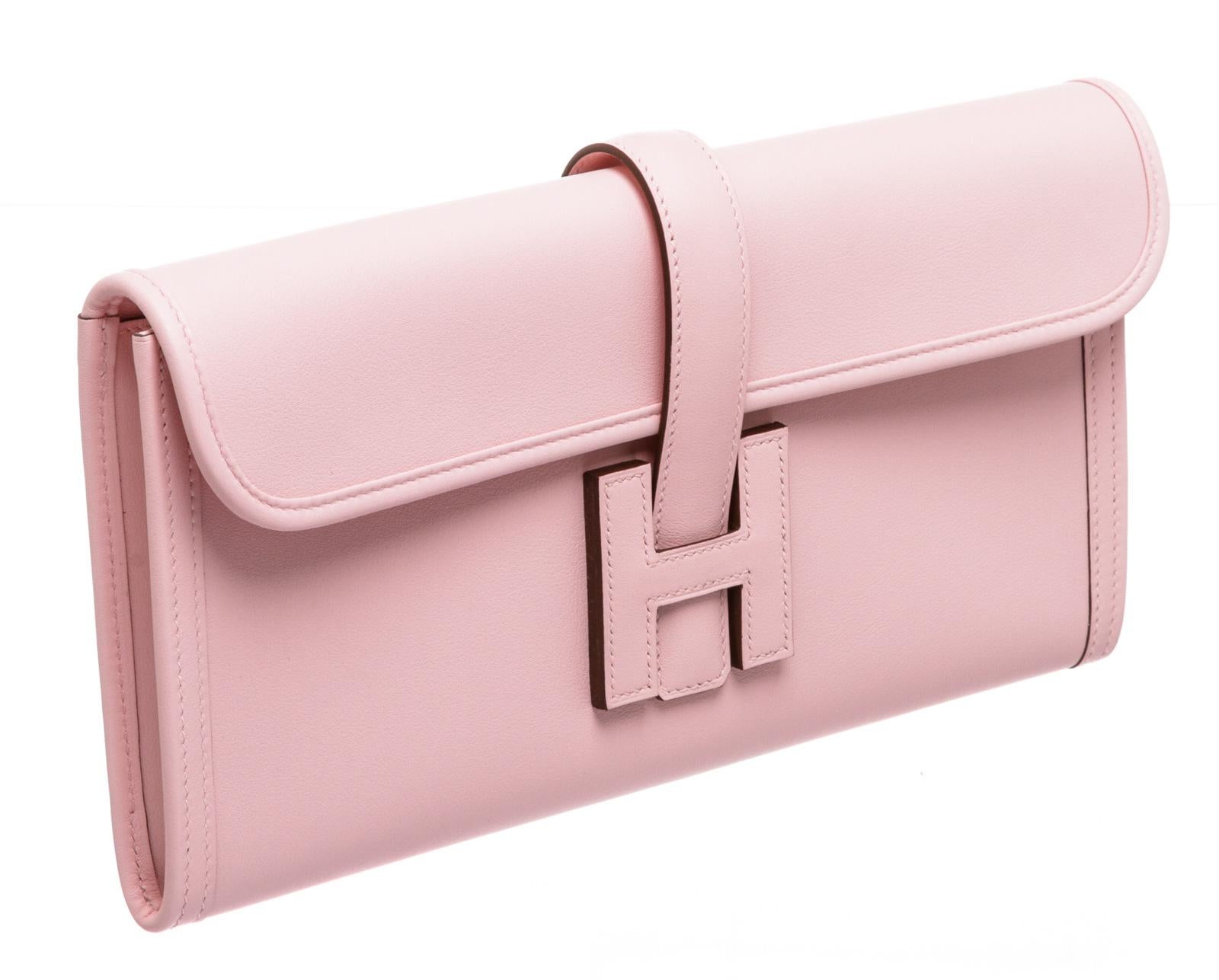 100% Authentic

This gorgeous Hermes Jige clutch is the most elegant way to organize your essentials like your bills, currency, credit cards and is great for nights out on the town. The clutch features gorgeous swift leather in Rose Sakura with a
