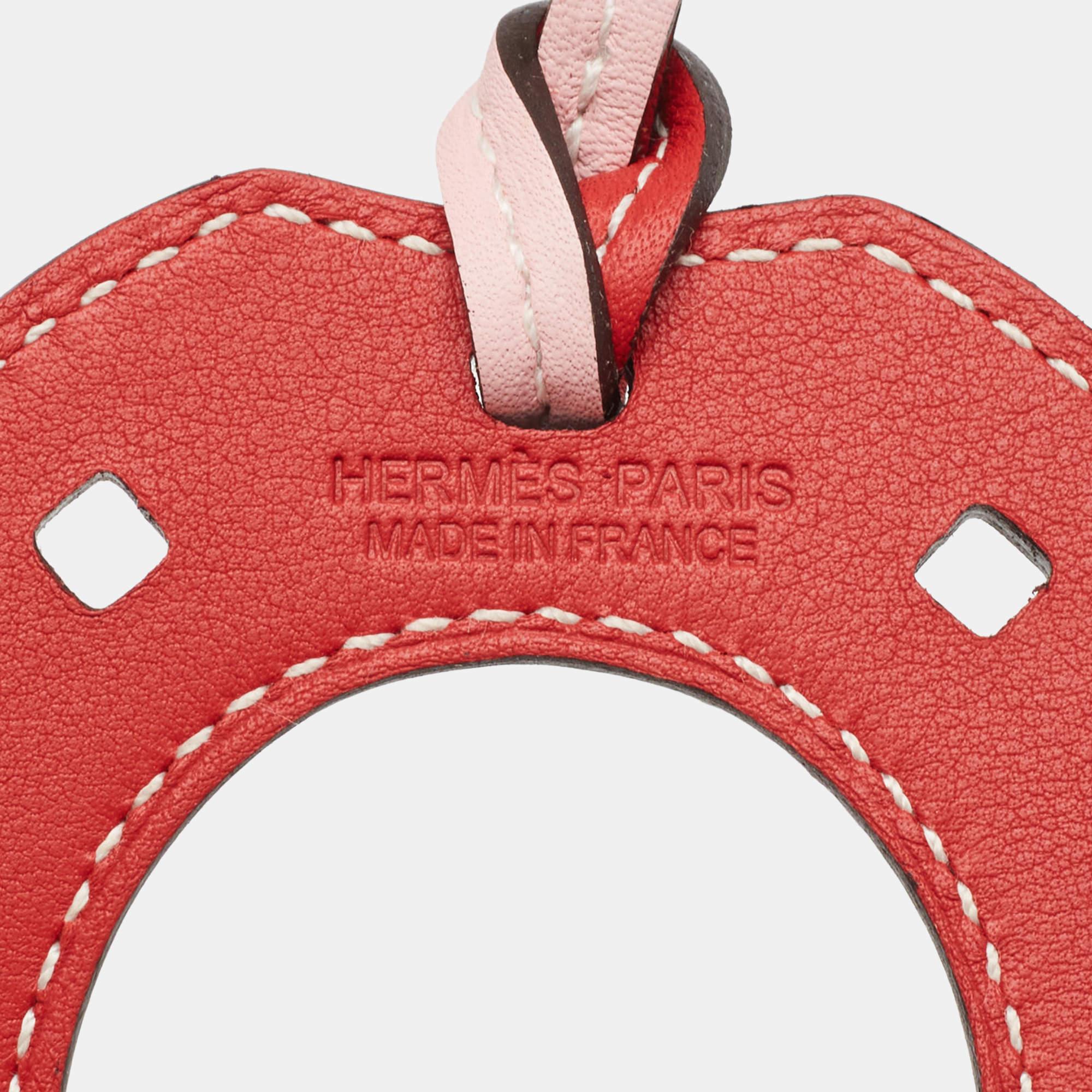 Paying homage to its equestrian heritage, this 'Paddock Fer a Cheval' bag charm from Hermès is a classy accessory to own. It is crafted using Swift leather and hangs from a strap. Needless to say, this Hermes bag charm will add a signature touch to