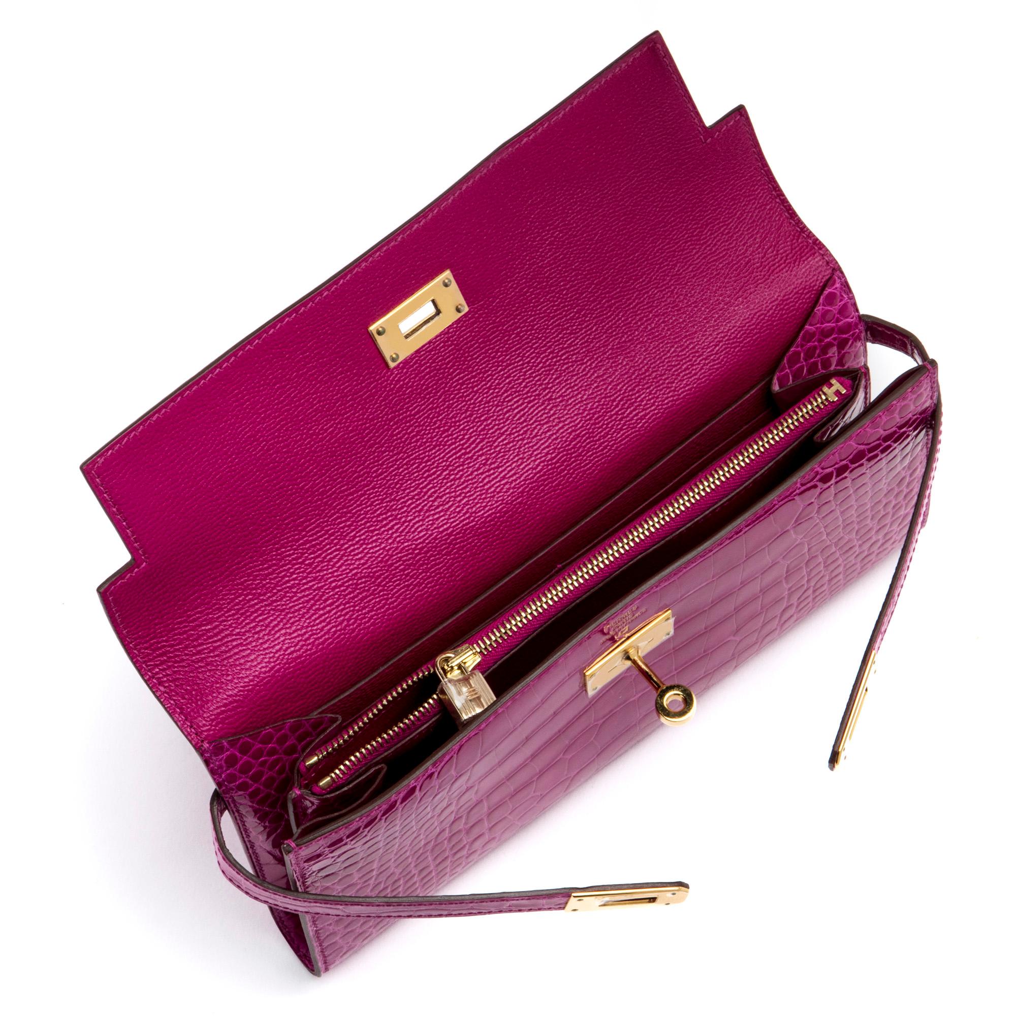 Hermés Rose Sheherazade Alligator Clutch In Excellent Condition For Sale In New York, NY