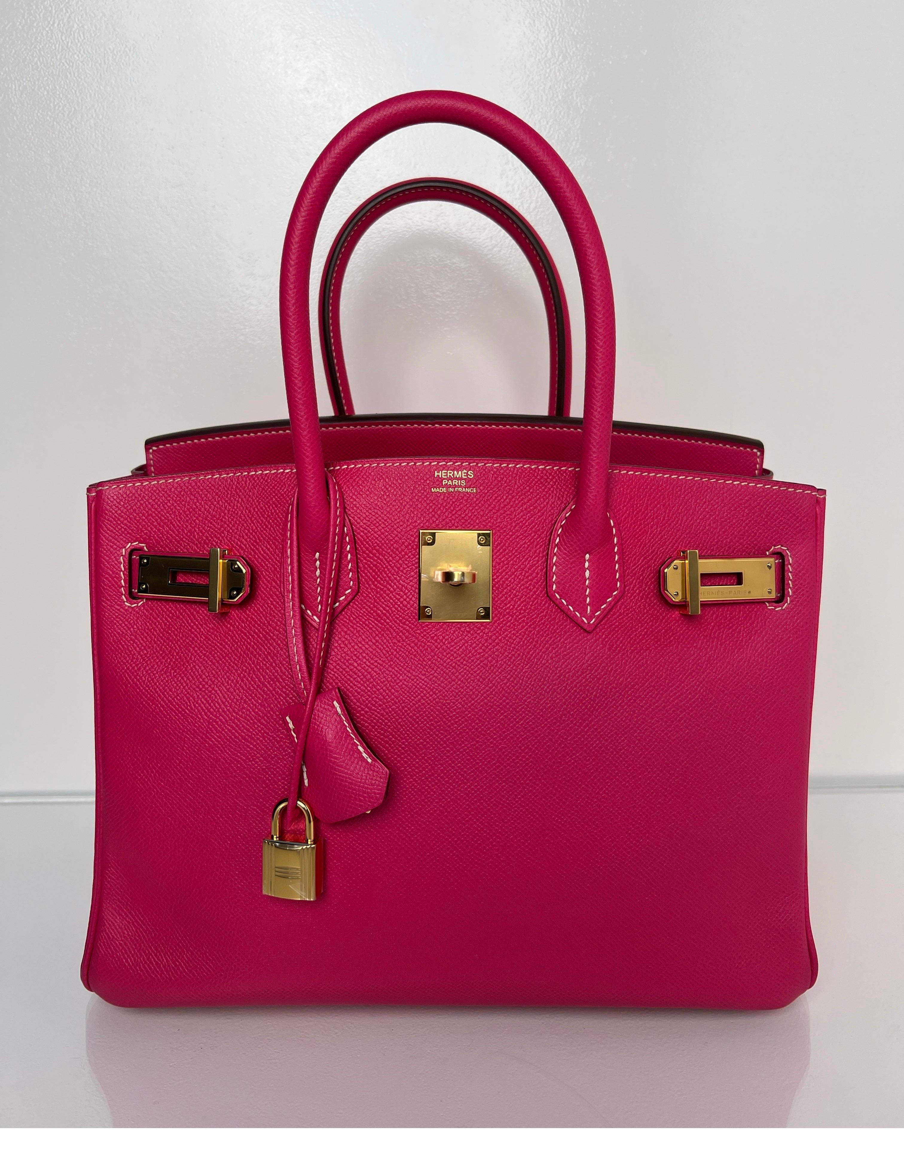 Sac Hermes Rose Tyrien Birkin 30. Couleur rose vif rare et prix de vente rapide. Combinaison rare de tyrien rose et de quincaillerie dorée. Excellent état comme neuf. Intérieur propre. Un cadeau idéal. La taille 30 la plus demandée. Comprend une