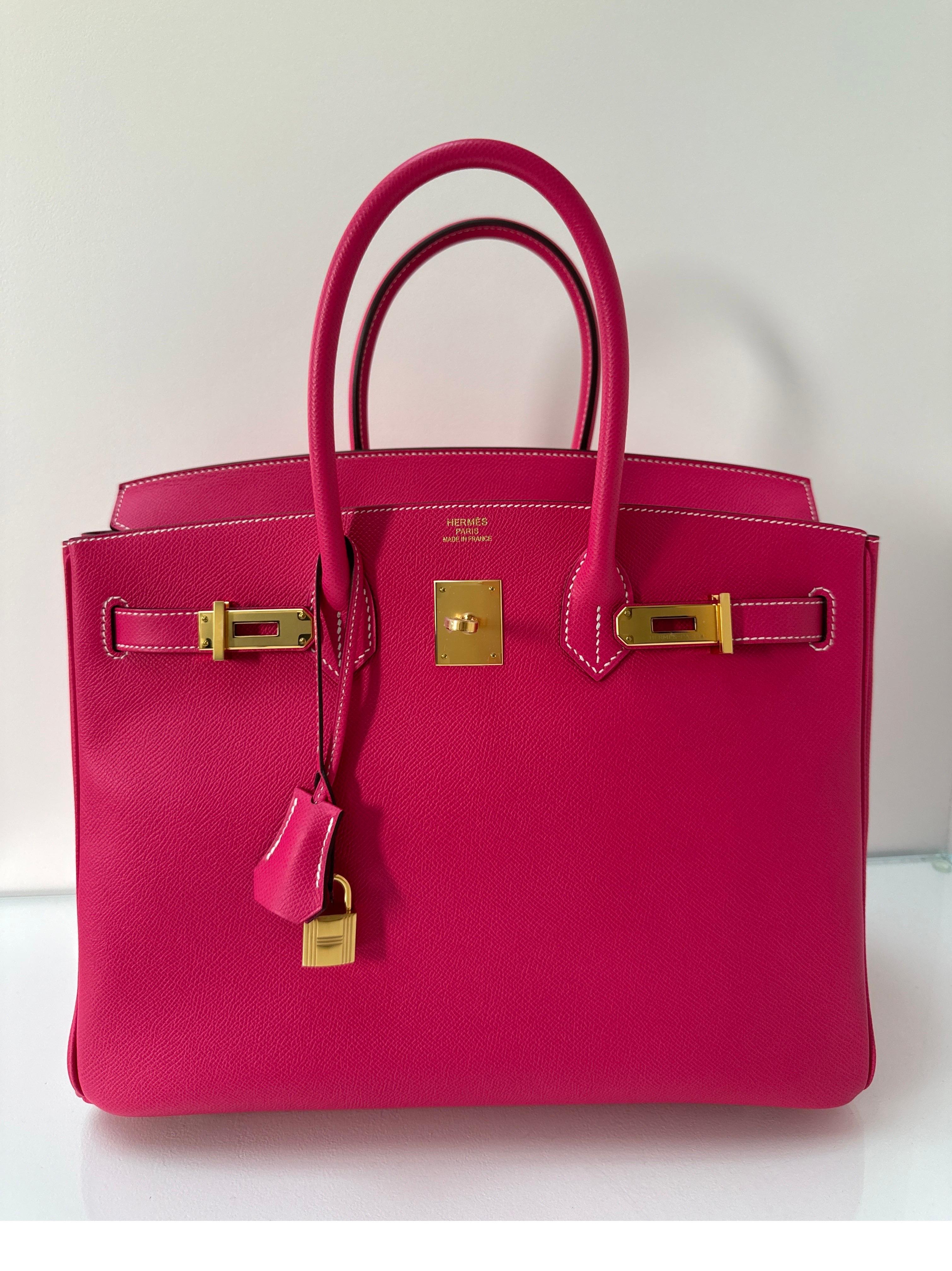 Bolso Hermes Rosa Tyrien Birkin 35. Excelente estado como nuevo. La bolsa parece que nunca se ha utilizado. El plástico sigue en el hardware. Interior limpio. El color rosa intenso es vibrante y bonito. Raro encontrar este coor con herrajes dorados.