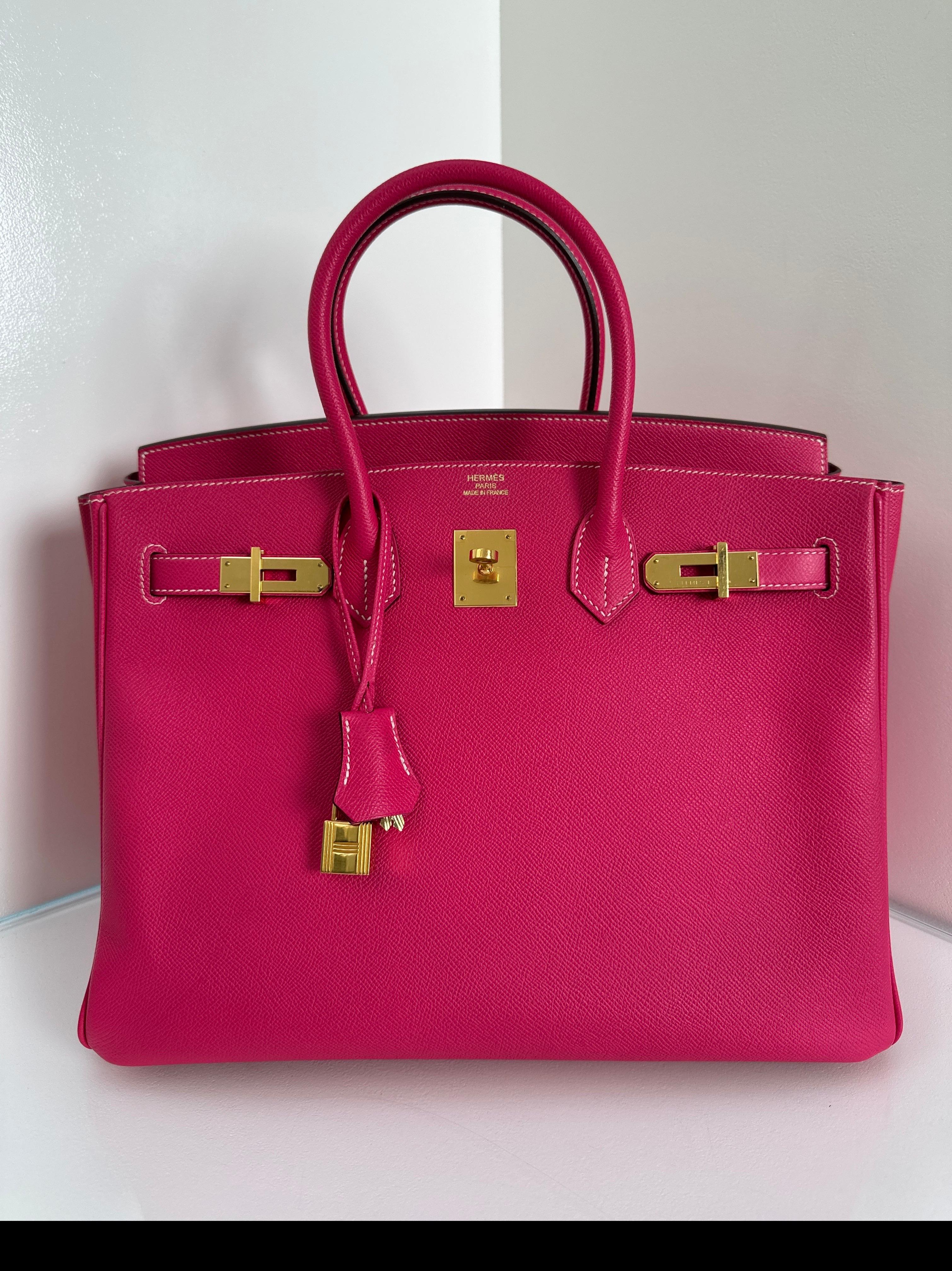 Sac Hermes Rose Tyrien Birkin 35. Couleur rose vif avec quincaillerie dorée. Cuir d'Epsom. Excellent état. Plastique encore sur le matériel. Une combinaison rare. Comprend une clochette, un cadenas, des clés et un sac à poussière. Garantie