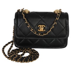 Chanel – Schwarze, glänzende, gesteppte Extra-Mini-Clutch aus Lammleder